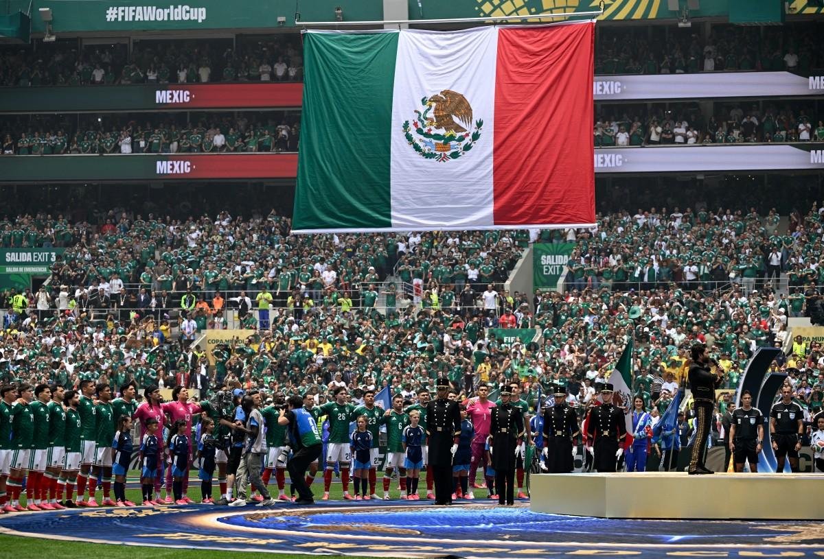 Torcida fez linda festa com o time na estreia do M&eacute;xico na abertura da Copa