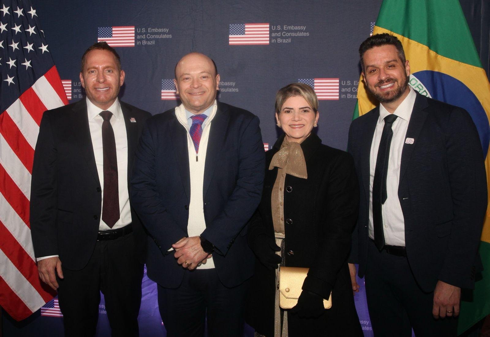Jason Green, c&ocirc;nsul-geral dos Estados Unidos em Porto Alegre, e seu esposo, Lucilo Perondi Junior, receberam Marcelo e Lina Dantas (C) na celebra&ccedil;&atilde;o dos 250 anos da independ&ecirc;ncia americana, no &Aacute;trio do Santander, em Porto Alegre