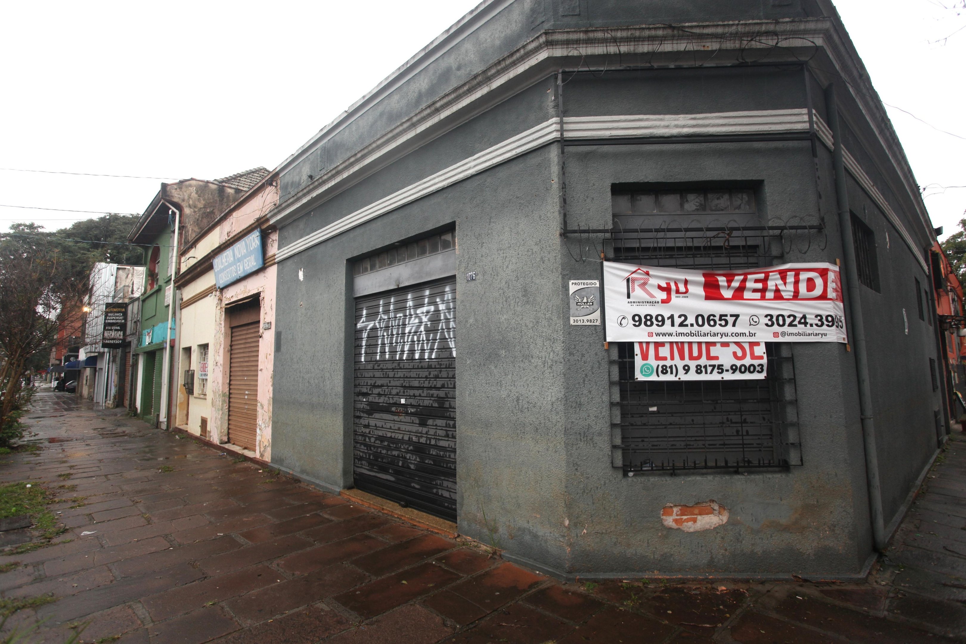 Placas de venda e aluguel lotam as ruas do Quatro Distrito