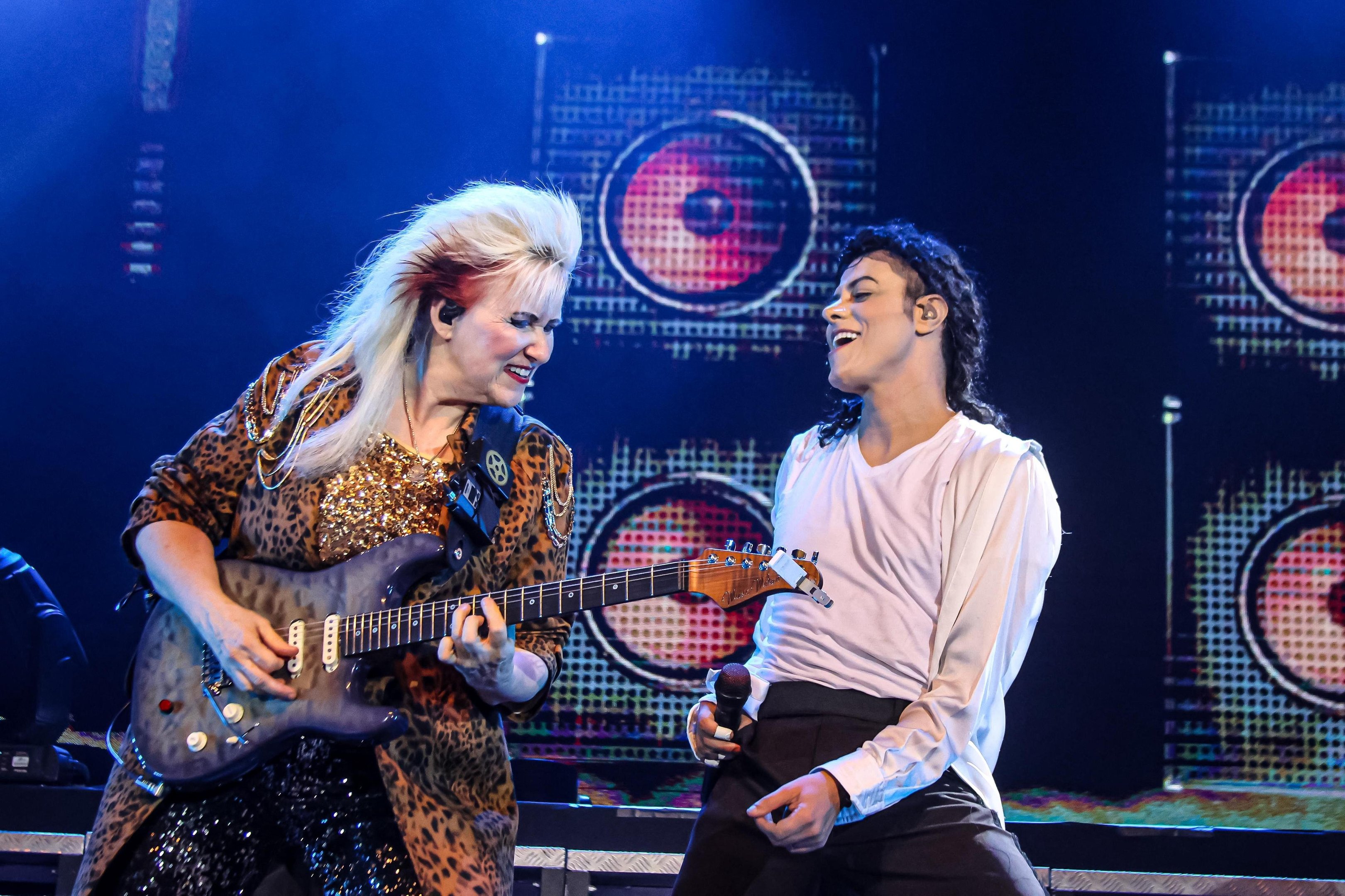 A guitarrista Jennifer Batten com o artista Rodrigo Teaser