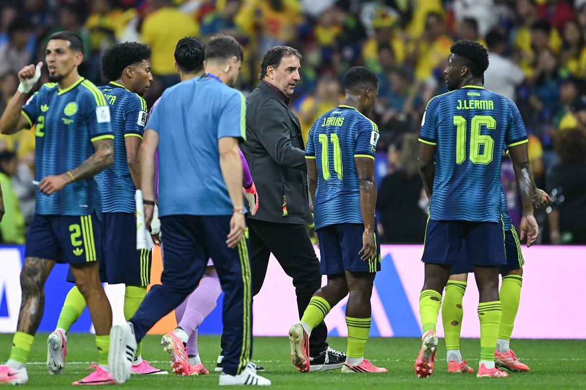 T&eacute;cnico argentino da Col&ocirc;mbia, Nestor Lorenzo (c), demonstrou satisfa&ccedil;&atilde;o com a vit&oacute;ria, mas alertou que o jogo foi o primeiro e que &eacute; preciso manter a concentra&ccedil;&atilde;o
