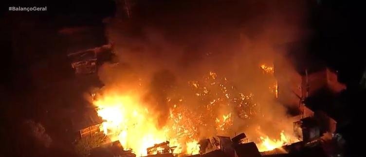 inc&ecirc;ndio atinge casas em Parais&oacute;polis, na zona sul de S&atilde;o Paulo
