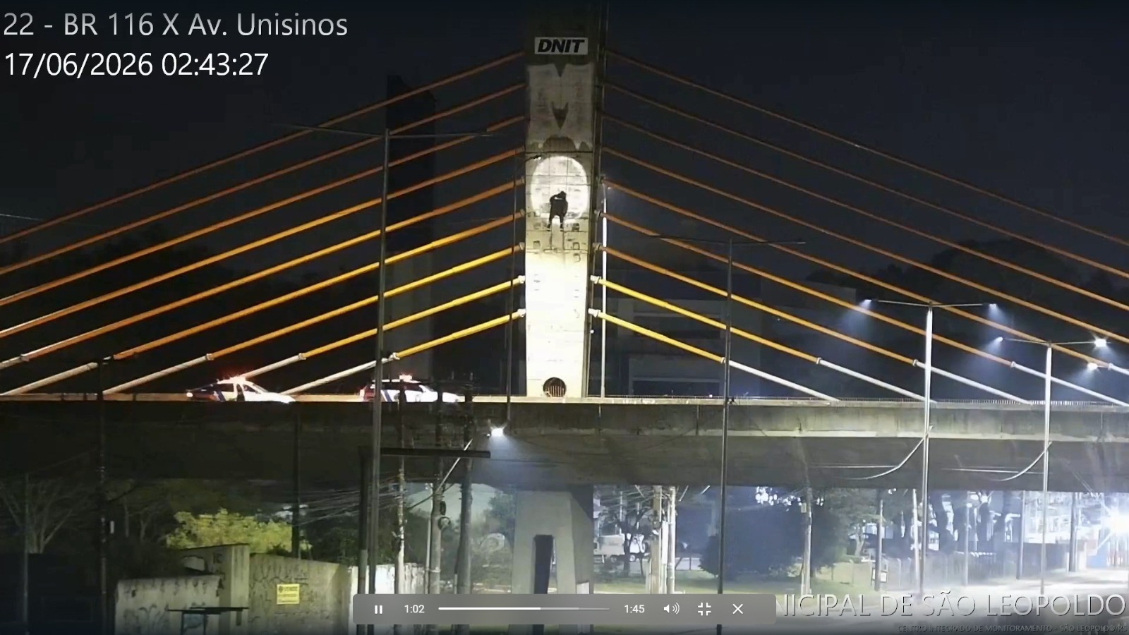 Homem estava suspenso na estrutura quando foi flagrado pela GCM