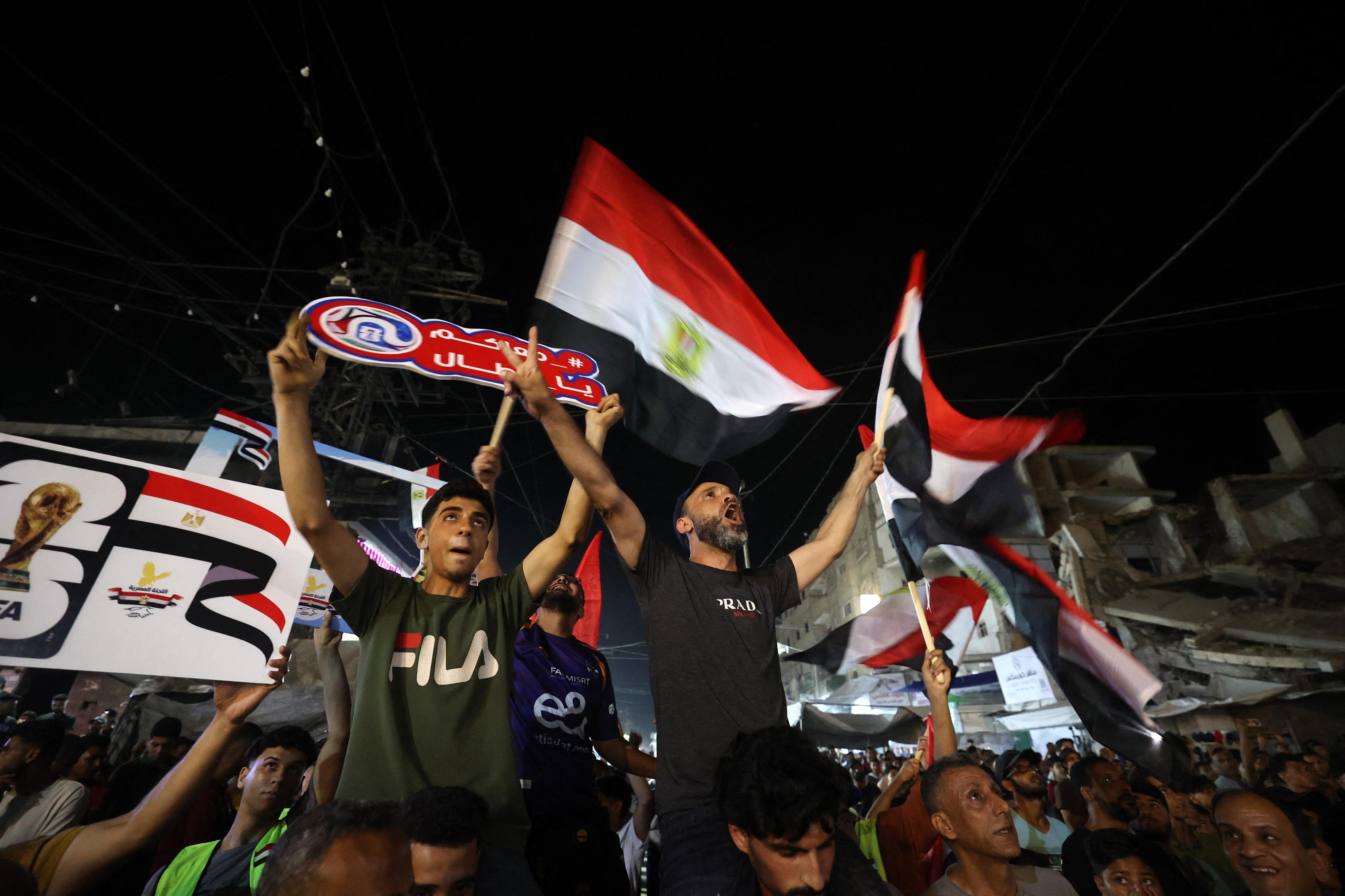Palestinos de Gaza se re&uacute;nem para assistir a partida entre Egito e B&eacute;lgica na Copa do Mundo; oportunidade de esquecer as dores da guerra