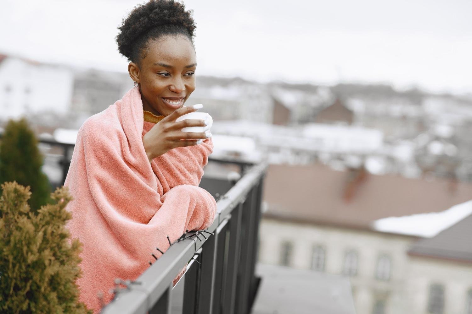 Mesmo no frio, manter ambientes ventilados e cuidar da sa&uacute;de respirat&oacute;ria ajuda a reduzir o risco de infec&ccedil;&otilde;es durante o inverno