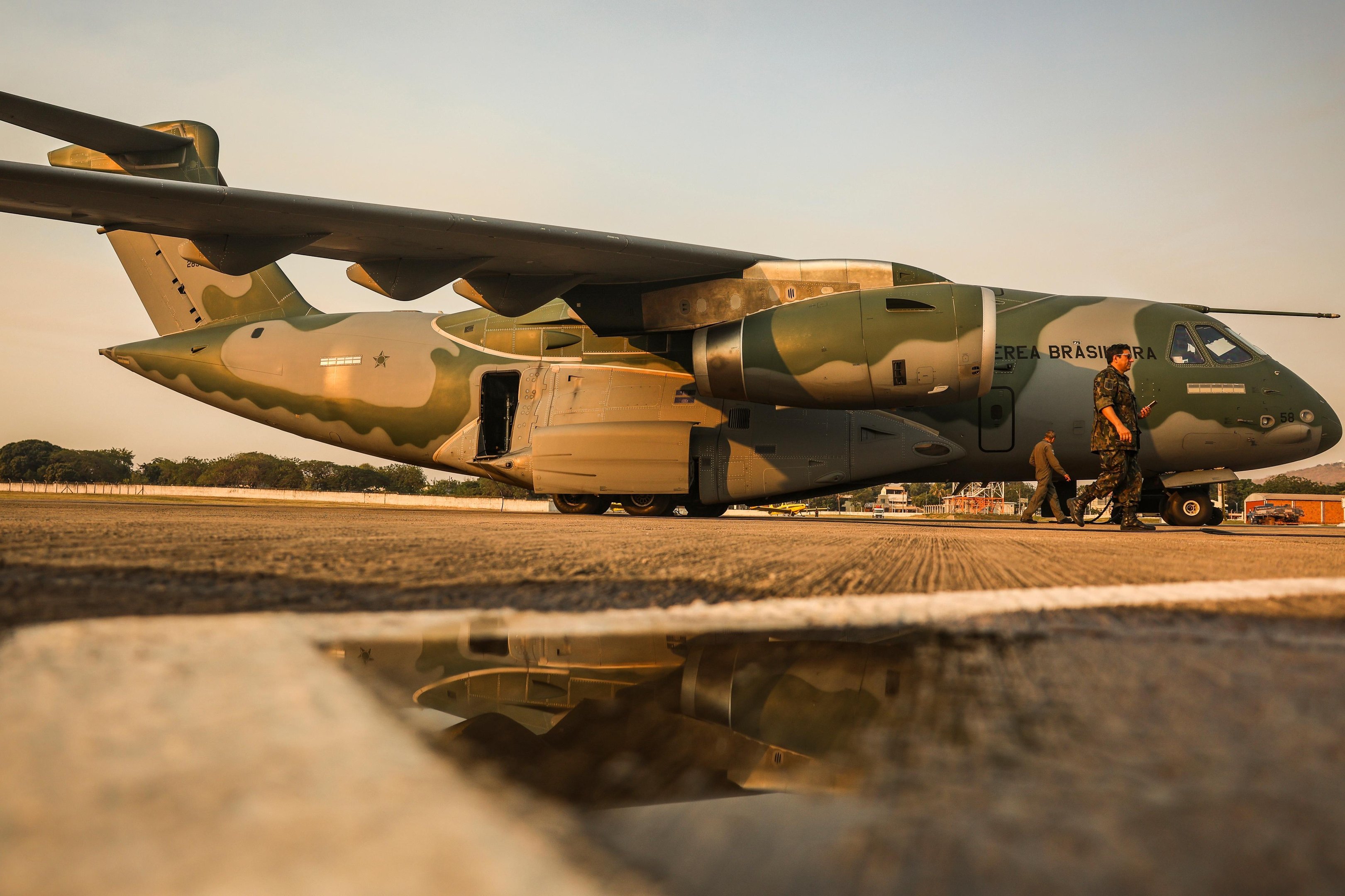 KC-390 pode transportar at&eacute; 26 toneladas e realizar miss&otilde;es como transporte e lan&ccedil;amento de carga e tropas