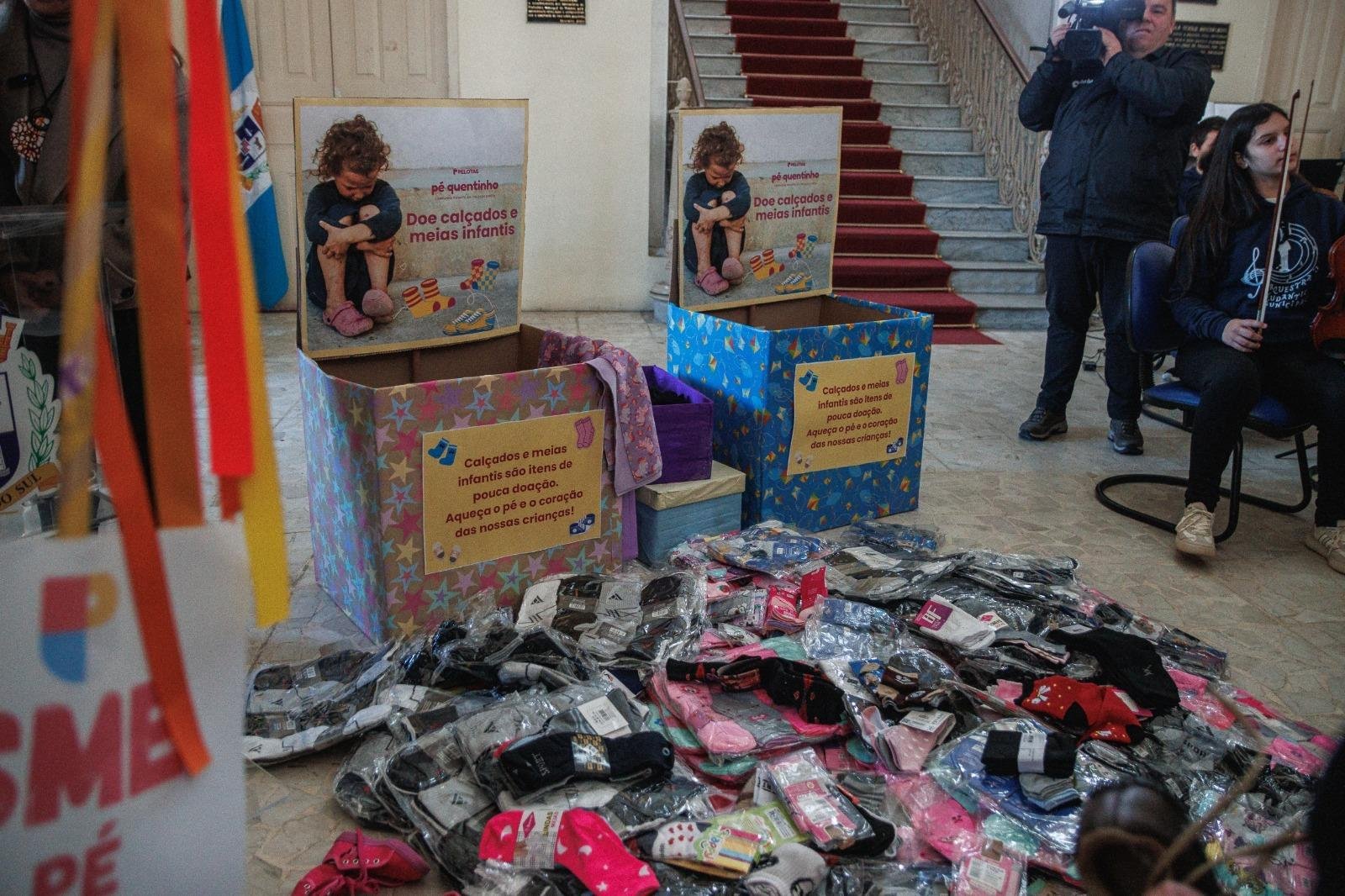 As doa&ccedil;&otilde;es tamb&eacute;m podem ser entregues no sagu&atilde;o da Prefeitura, localizado em frente a Pra&ccedil;a Coronel Pedro Os&oacute;rio
