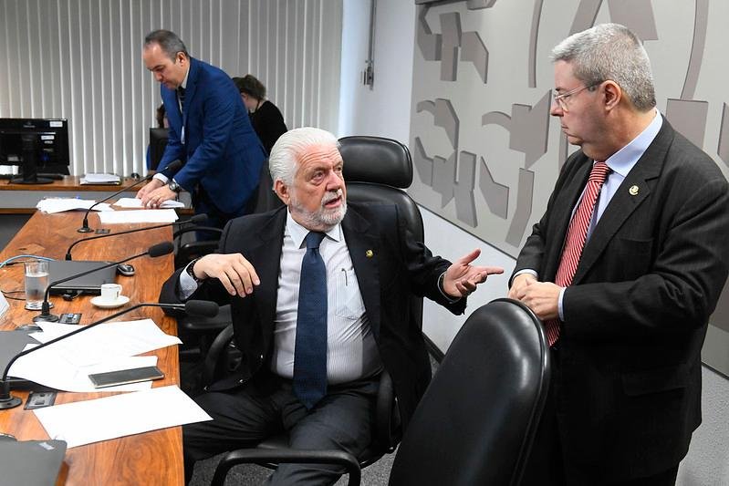 Jaques Wagner (&agrave; esquerda) &eacute; investigado pela Pol&iacute;cia Federal