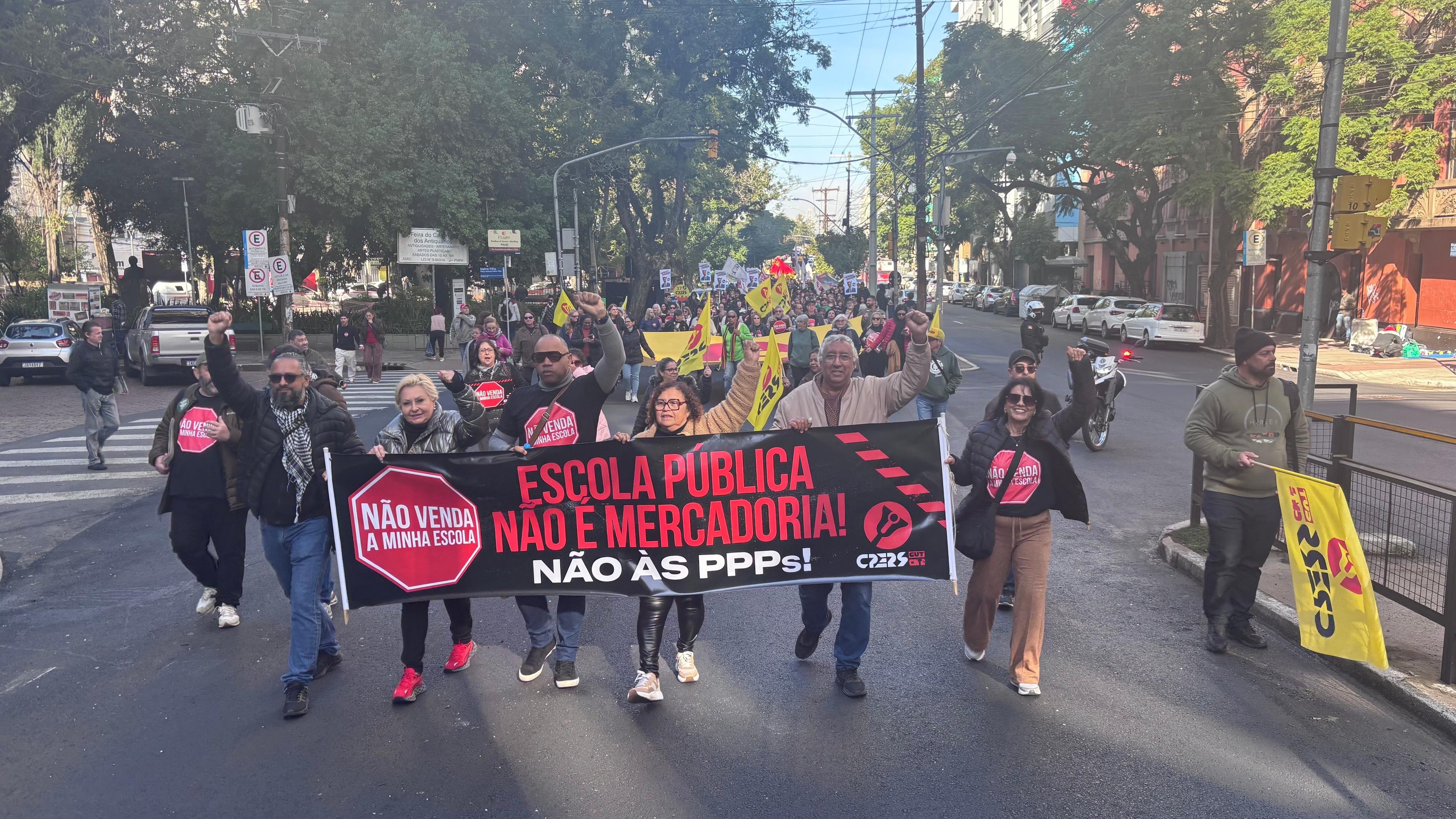 Ato saiu em marcha da sede da Seduc e foi at&eacute; o Pal&aacute;cio Piratini
