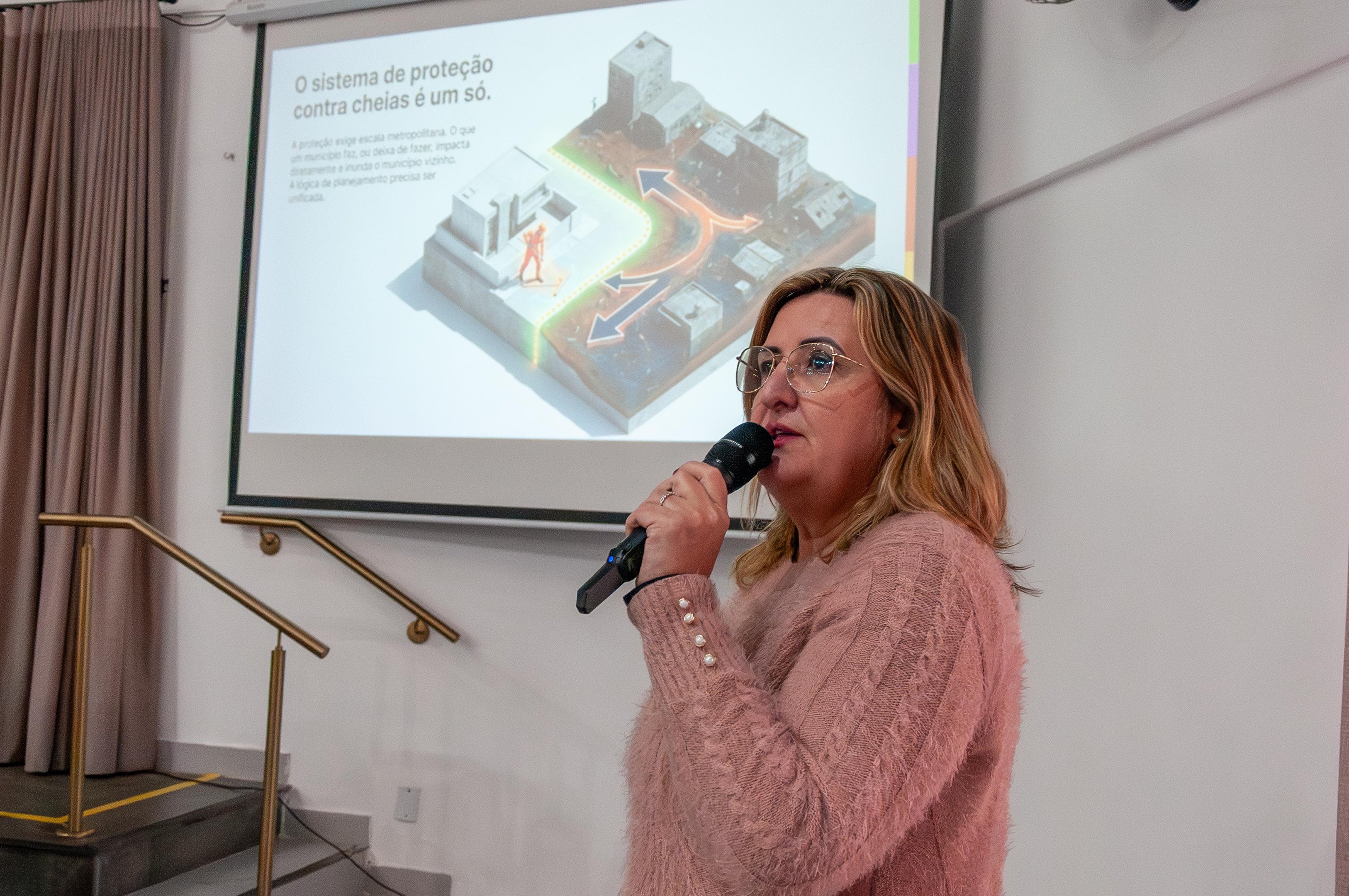 Foram apresentadas as a&ccedil;&otilde;es de reconstru&ccedil;&atilde;o e recomposi&ccedil;&atilde;o do sistema de prote&ccedil;&atilde;o da cidade