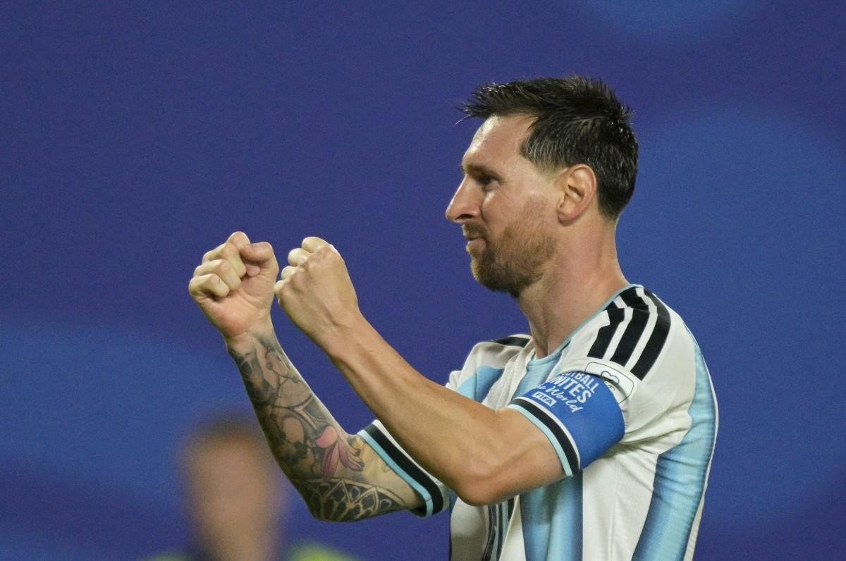 Na estreia da sele&ccedil;&atilde;o argentina, contra a Arg&eacute;lia, atacante fez os tr&ecirc;s gols que deram a vit&oacute;ria &agrave; equipe