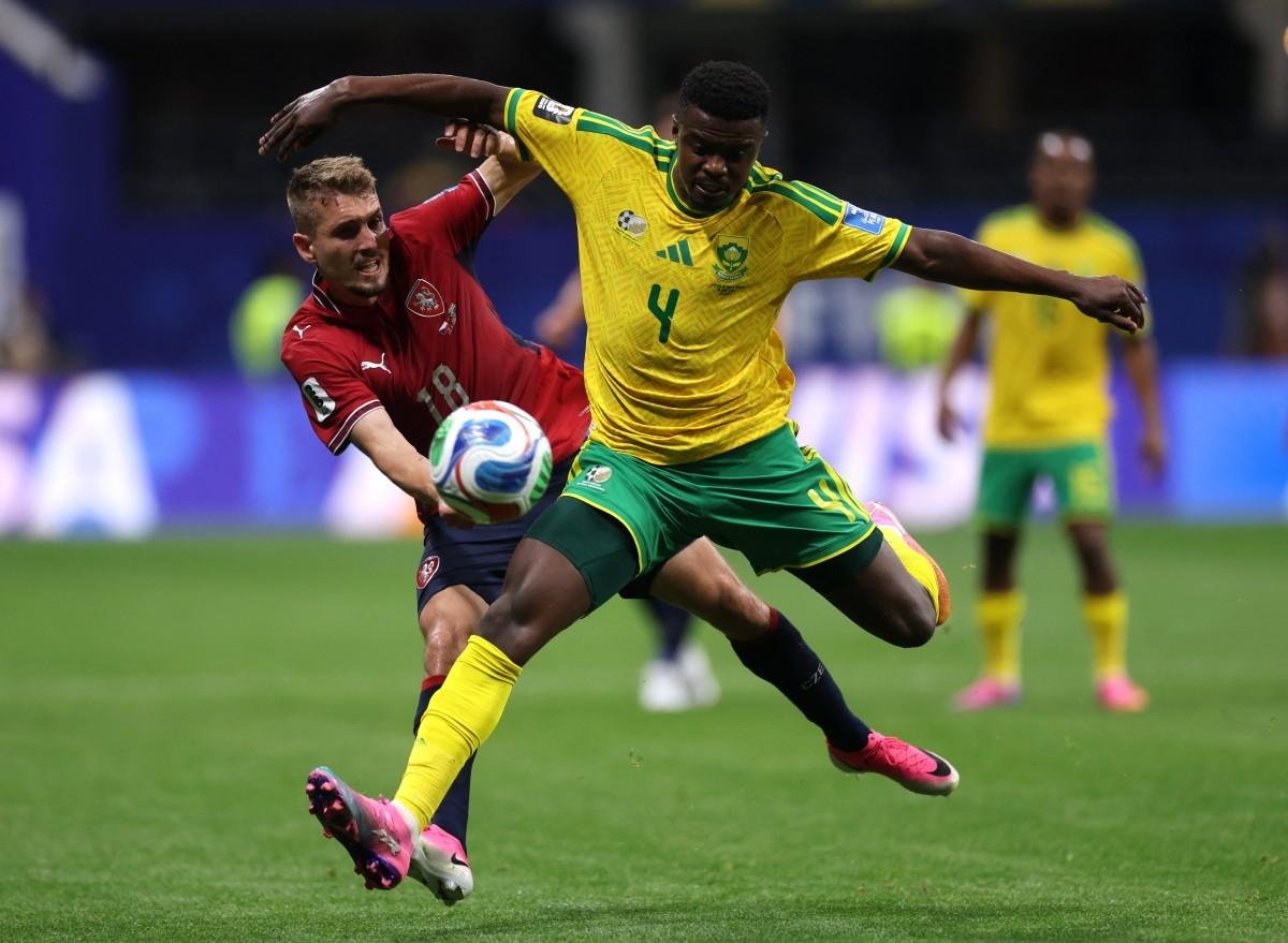 Teboho Mokoena, da &Aacute;frica do Sul, recebe marca&ccedil;&atilde;o de  Michal Sadilek, da Tch&eacute;quia