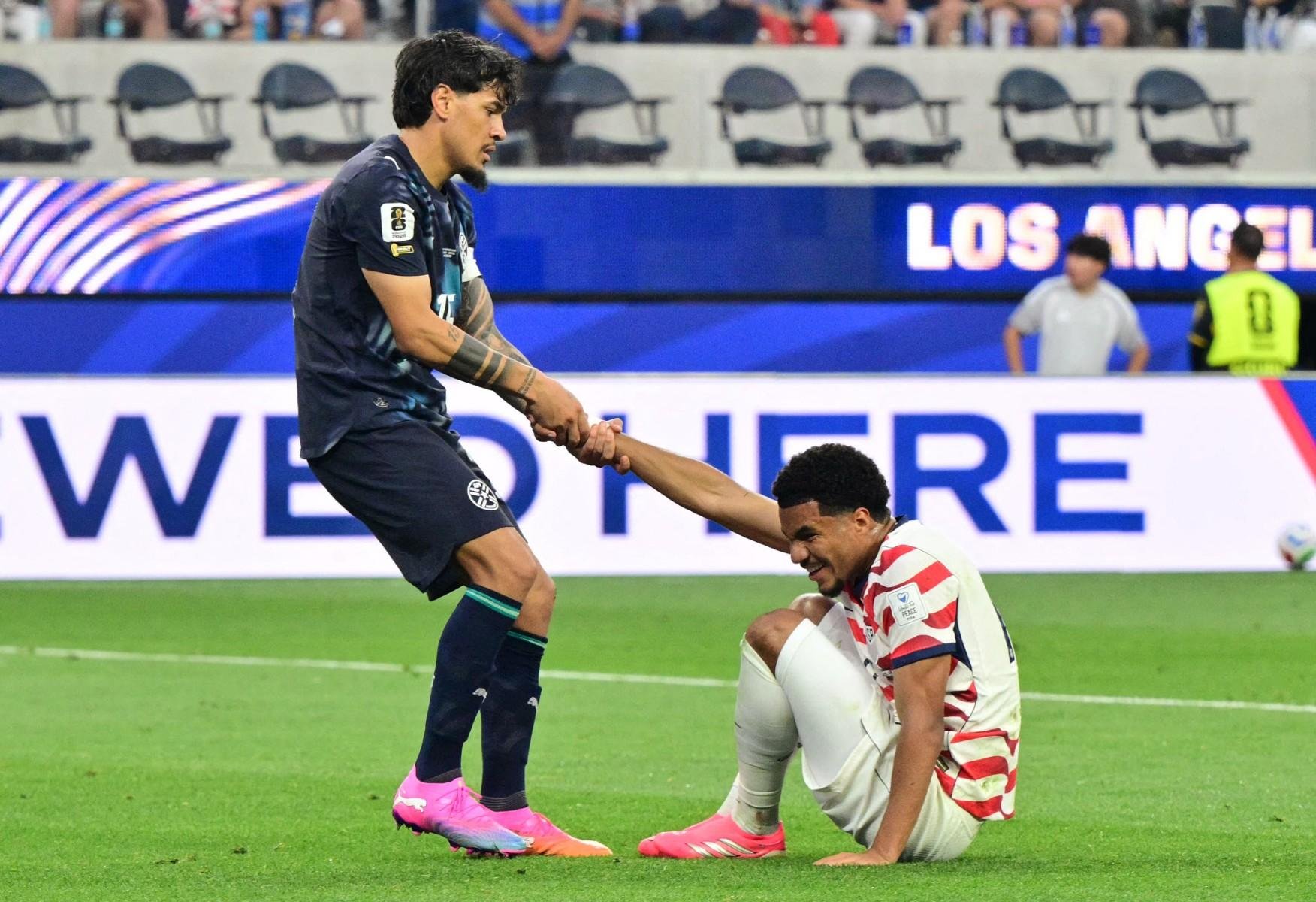 Zagueiro Gustavo Gomez, do Palmeiras, &eacute; o capit&atilde;o do Paraguai que sofreu na estreia