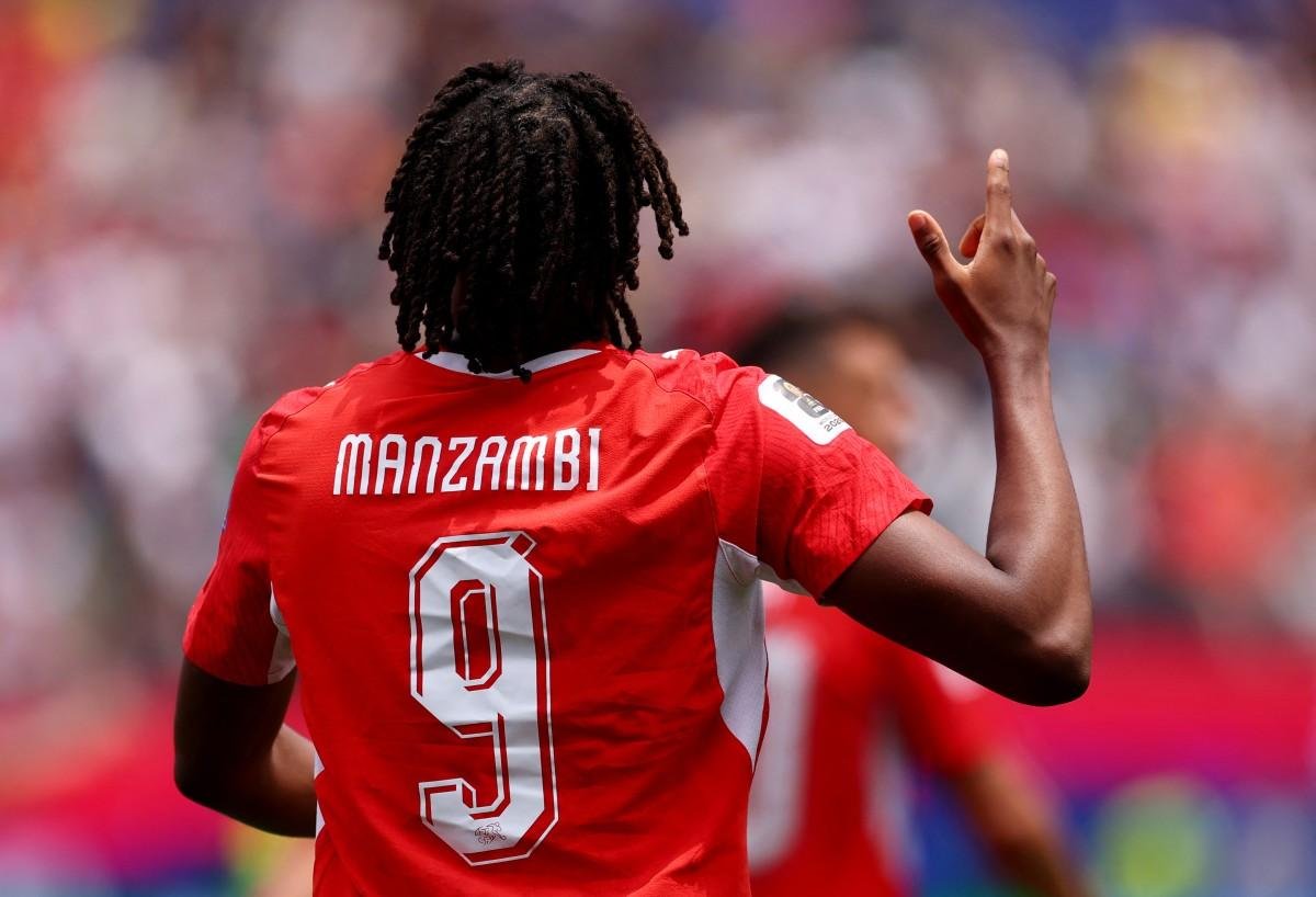 Johan Manzambi, de 20 anos, marcou dois gols na vit&oacute;ria su&iacute;&ccedil;a
