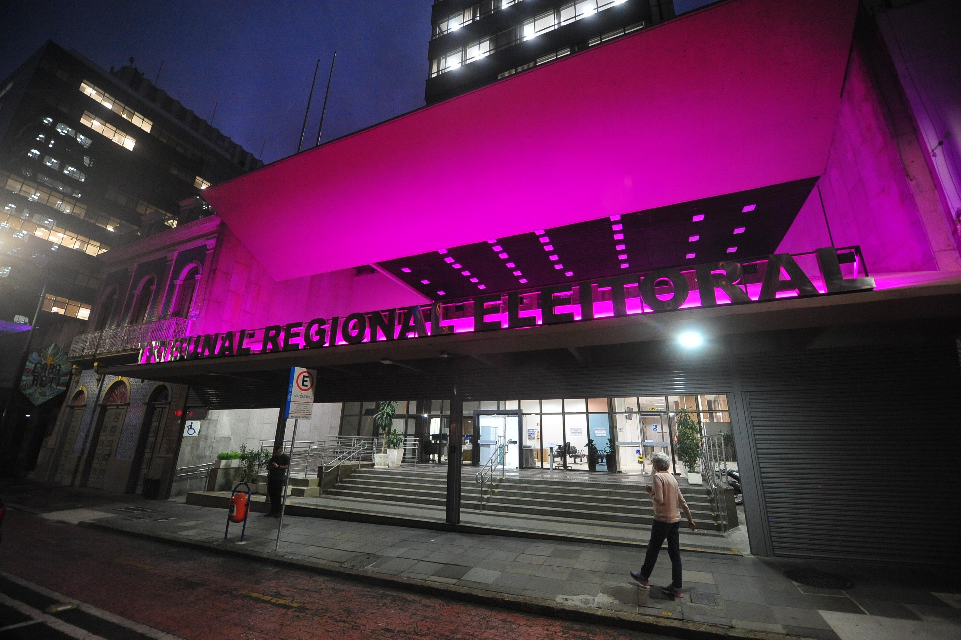 Ao menos cinco pr&eacute;-candidatos ga&uacute;chos est&atilde;o envolvidos nos 10 processos que tramitam no TRE-RS