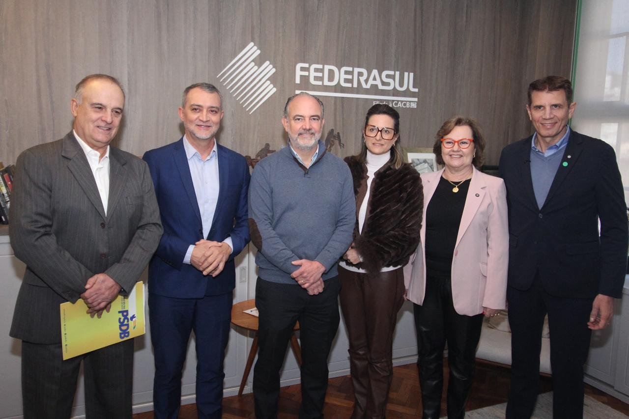Os pr&eacute;-candidatos a vice-governador Claudio Diaz e Edgar Pretto, com o casal Rodrigo Sousa Costa e Simone Leite, e com Silvana Covatti e Ernani Polo, no debate do T&aacute; na Mesa, da Federasul.