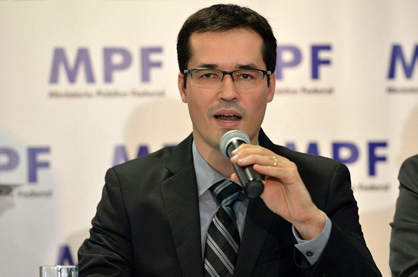 O TRE-PR anulou multas aplicadas &agrave; deputada federal Gleisi Hoffmann (PT-PR) e ao vereador Pedro Rousseff (PT-MG)