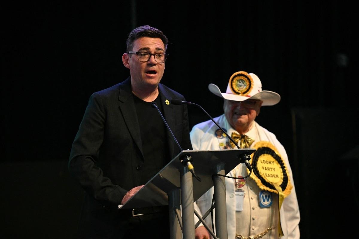 Andy Burnham faz seu discurso de vit&oacute;ria
