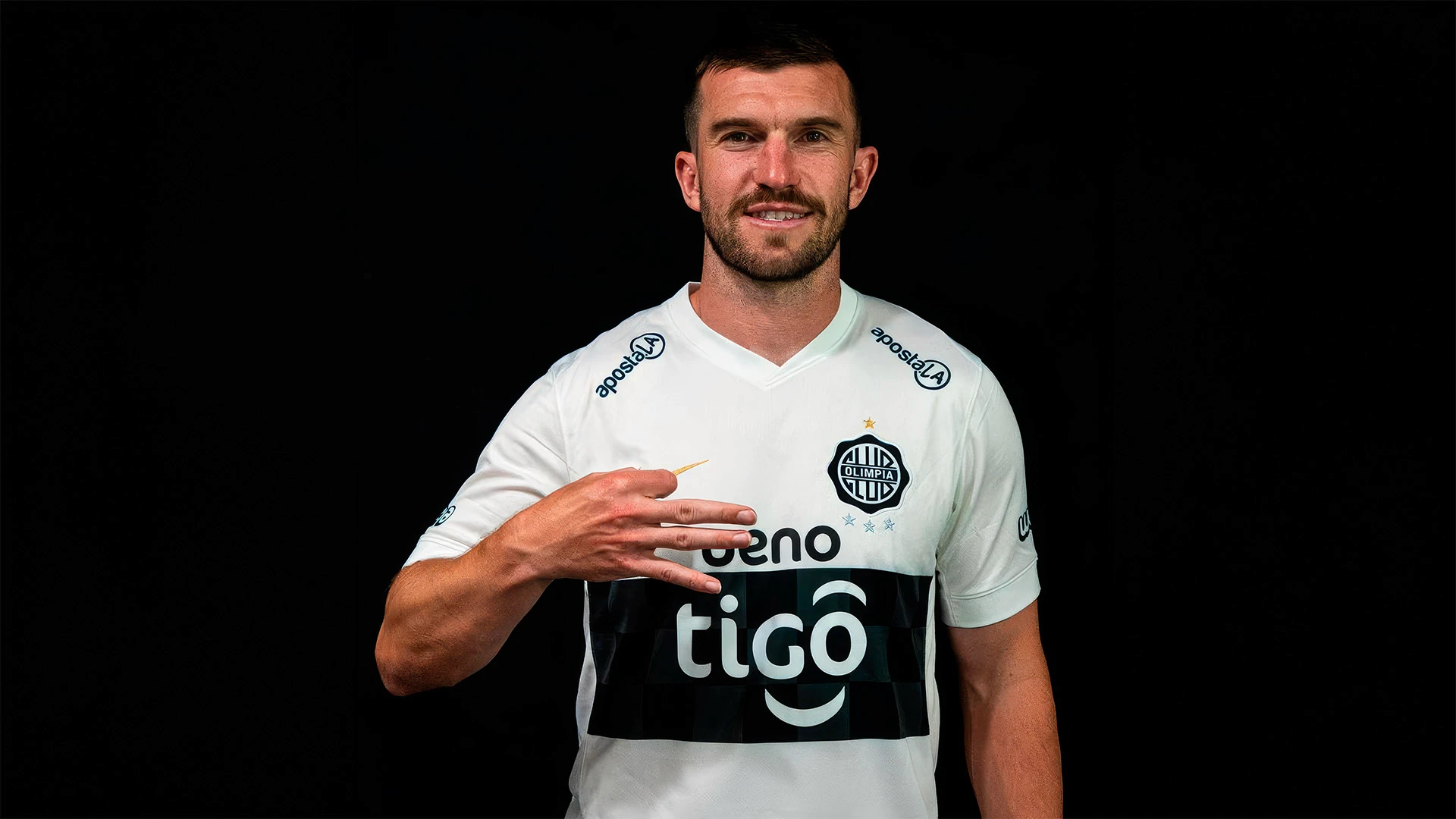 Lateral vai atravessar o mundo para defender clube paraguaio