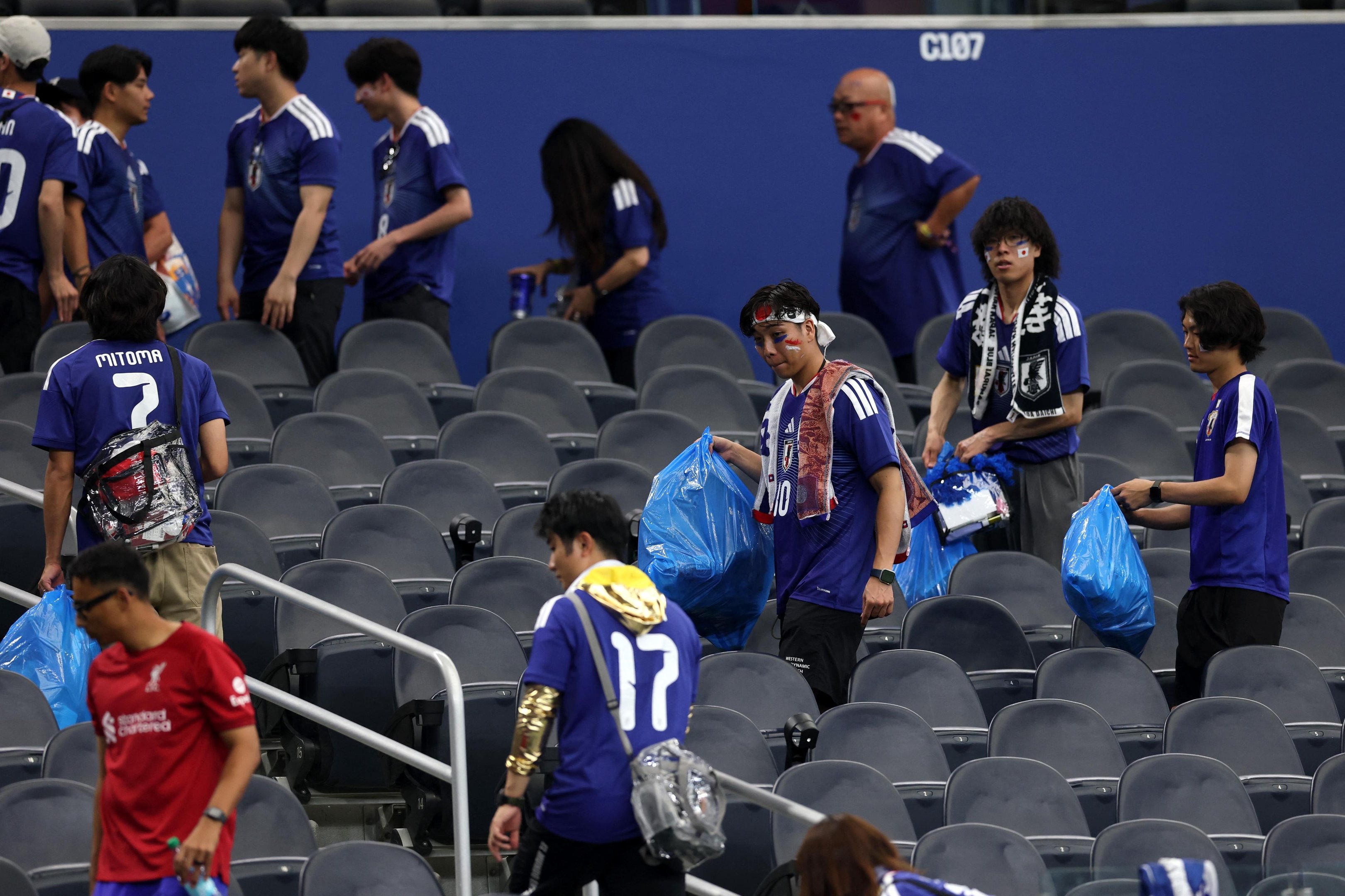 Fifa celebrou nesta semana na rede social X os "modos impec&aacute;veis" dos torcedores japoneses