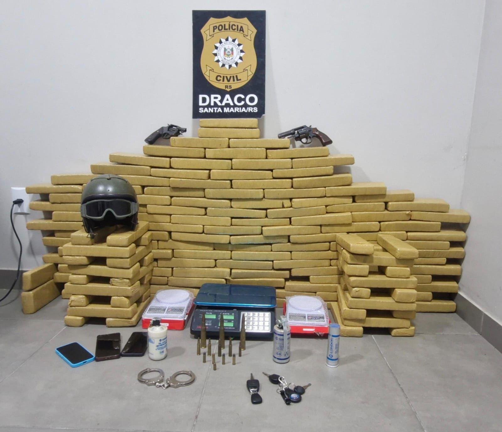 Drogas e armamentos foram apreendidos durante a&ccedil;&atilde;o conjunda da Pol&iacute;cia Civil e PRF