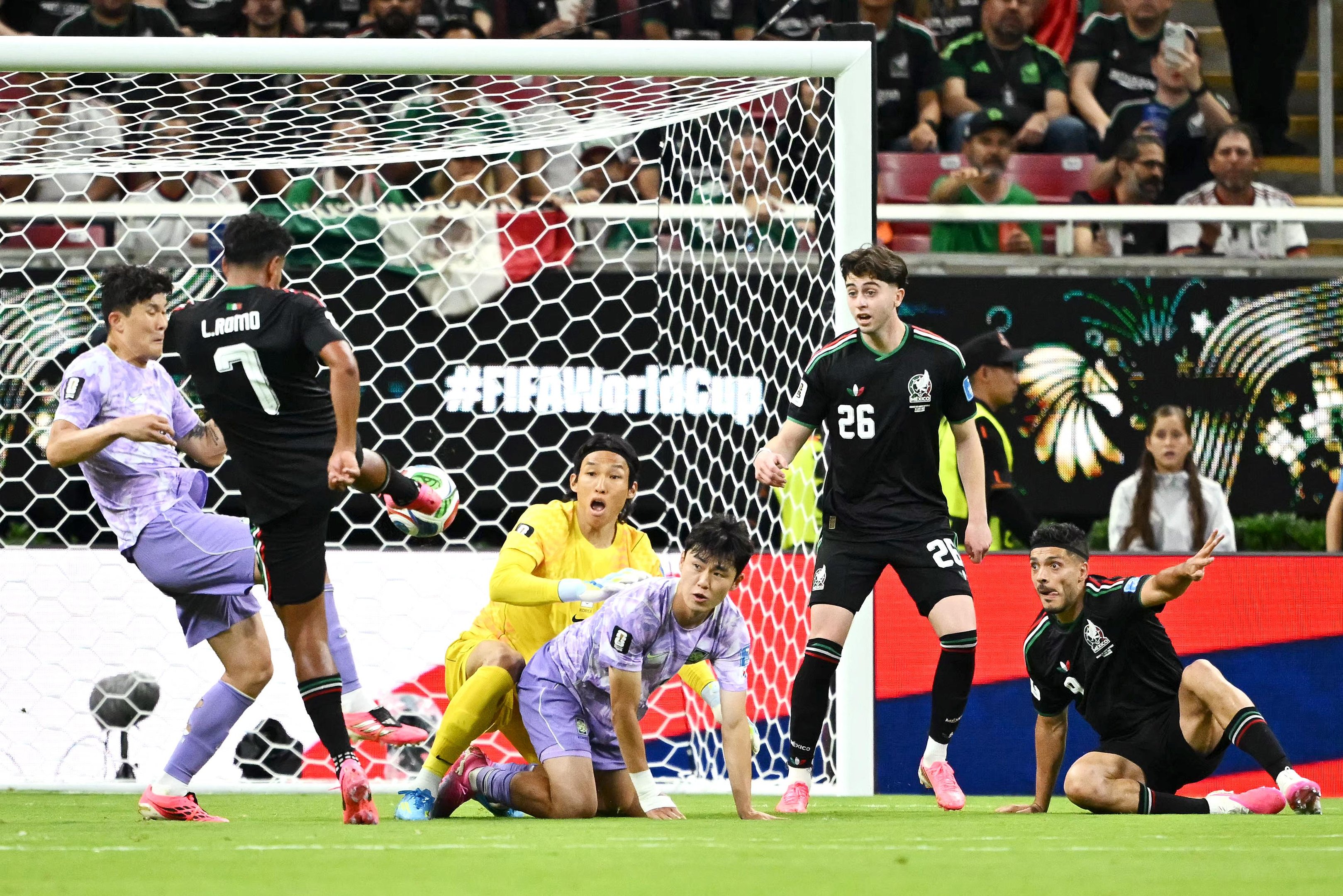 Goleiro sul-coreano Kim Seung-gyu se chocou com o zagueiro Lee Gi-hyuk e a bola sobrou para Luis Romo fazer o gol da vit&oacute;ria do M&eacute;xico