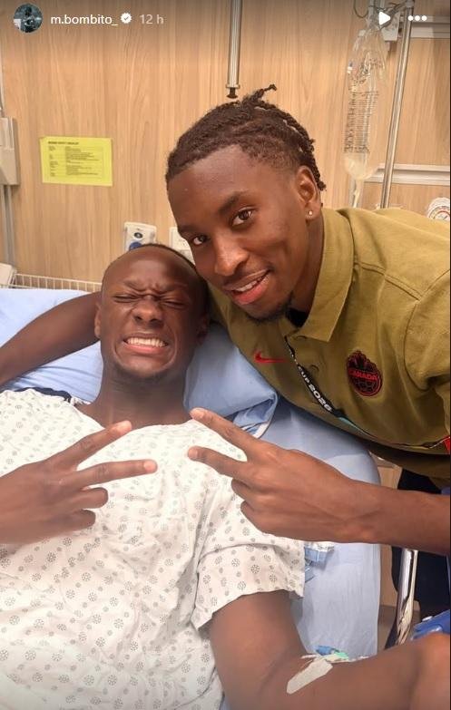 Mo&iuml;se Bombito foi visitar o companheiro Ismael Kon&euml; no hospital, ap&oacute;s o meia quebrar a perna na partida entre Canad&aacute; e Catar