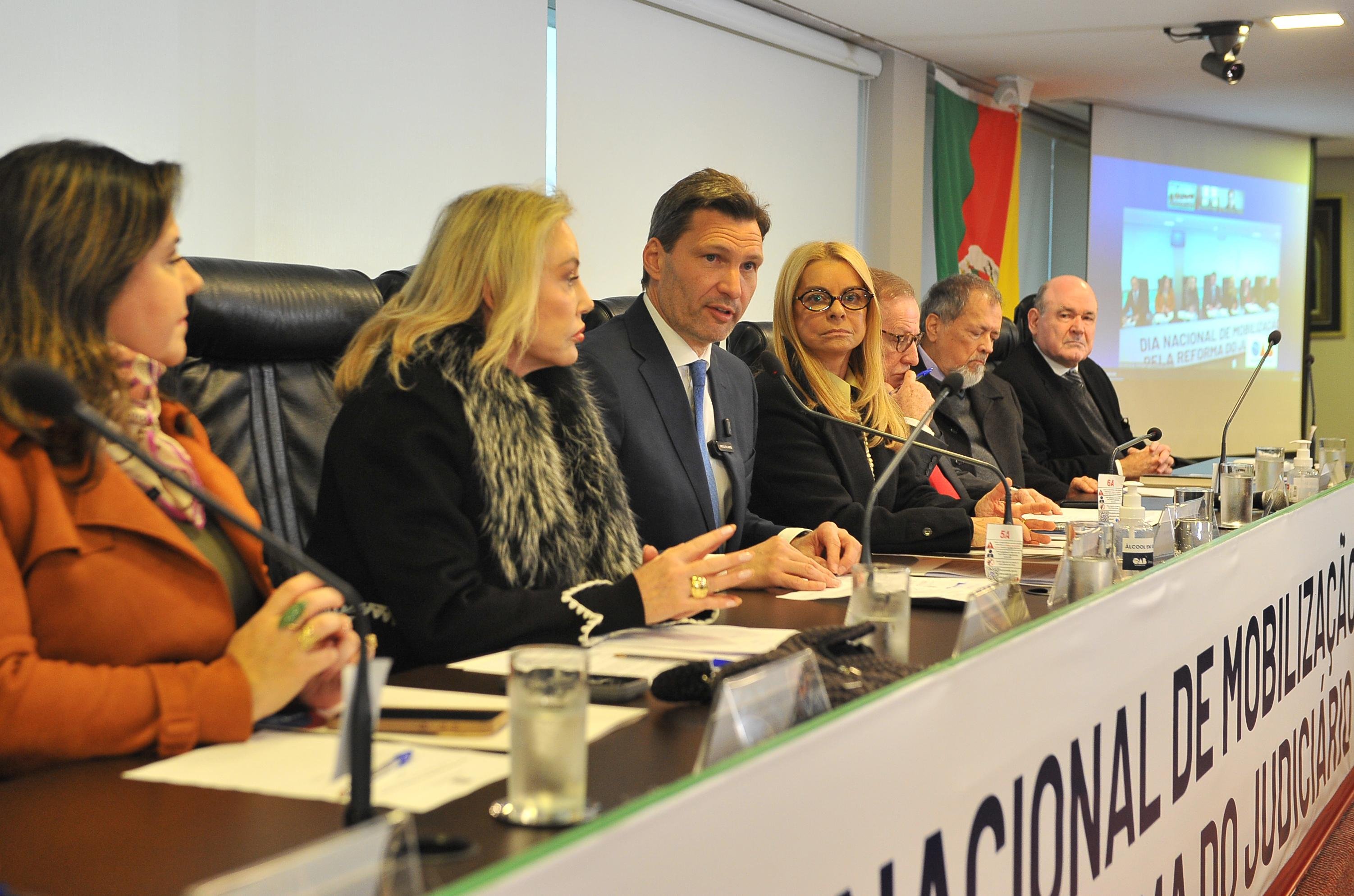 Em Porto Alegre, a a&ccedil;&atilde;o tamb&eacute;m buscou ouvir profissionais, reunir sugest&otilde;es das subse&ccedil;&otilde;es e consolidar contribui&ccedil;&otilde;es institucionais para a classe