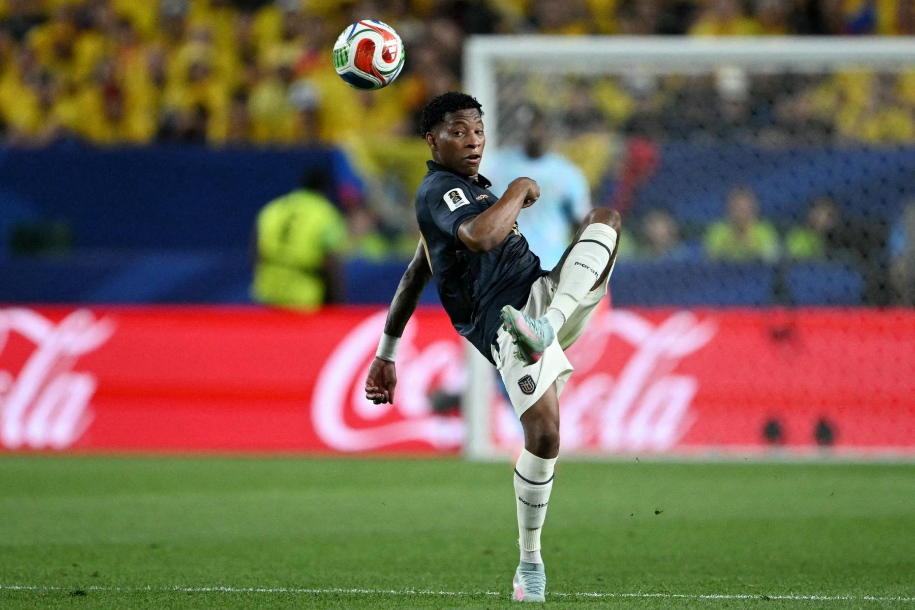 Plata, do Flamengo, comanda o time do Equador