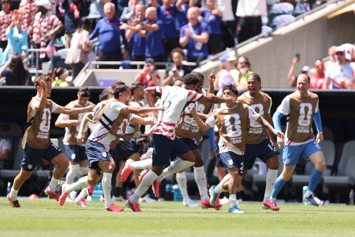 Estados Unidos derrotou a Austr&aacute;lia por 2 a 0, em Seattle (EUA)