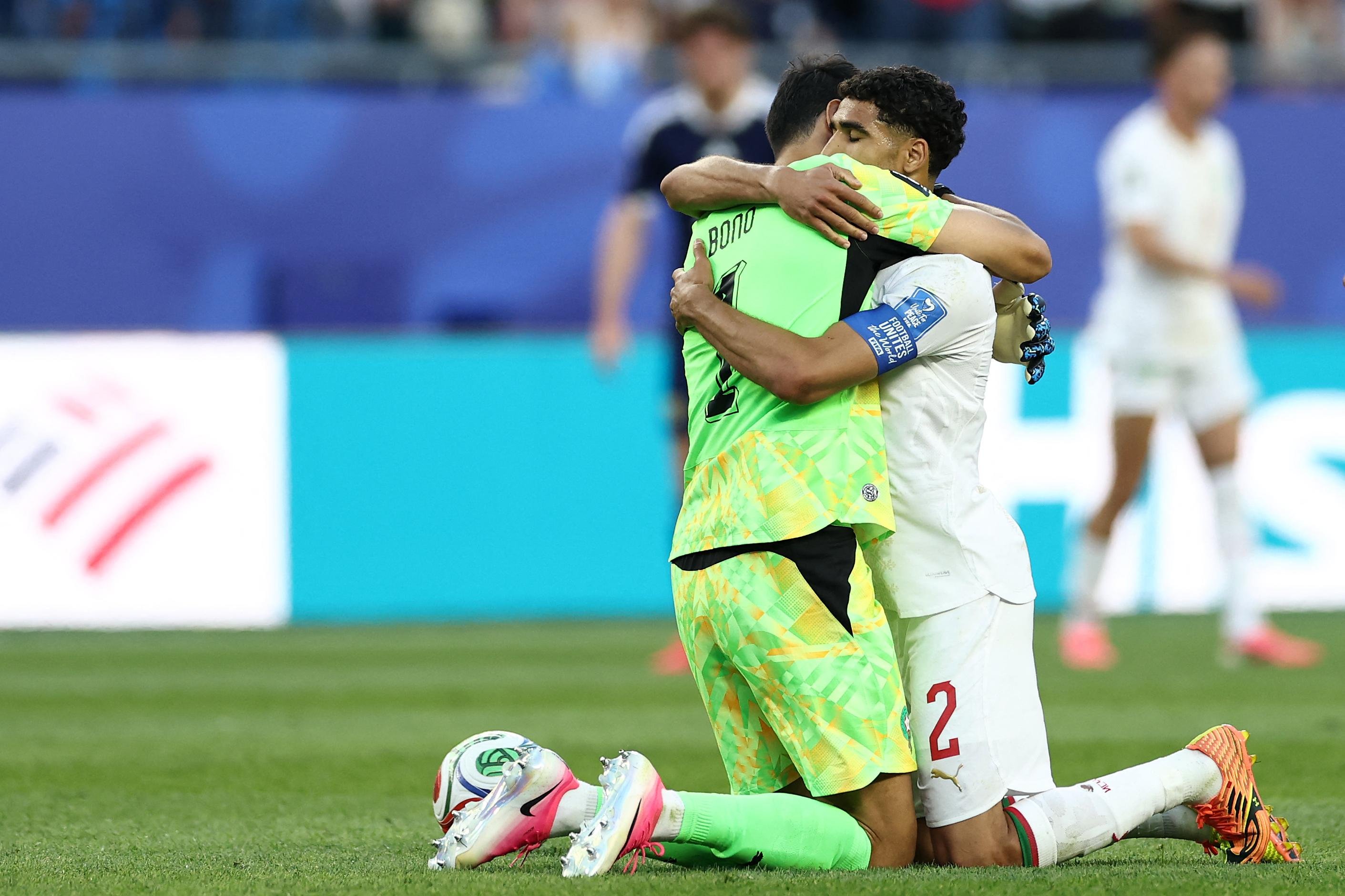 Hakimi e o goleiro Bono celebram a vit&oacute;ria, que coloca o Marrocos a um passo da pr&oacute;xima fase