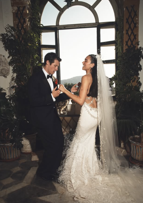 O casamento de Dua Lipa e Callum Turner aconteceu em junho, na regi&atilde;o da Sic&iacute;lia, na It&aacute;lia