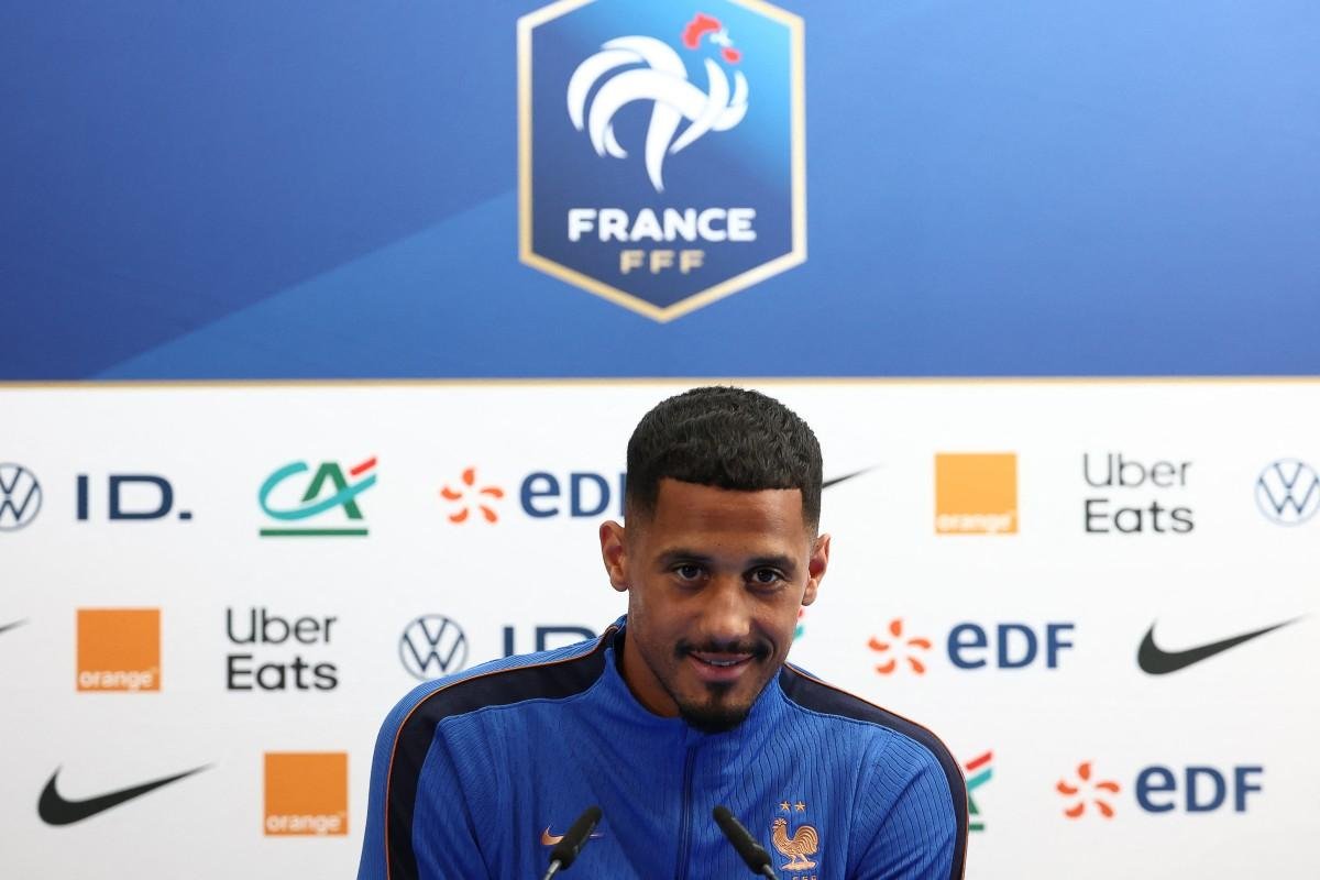 Zagueiro Saliba, da sele&ccedil;&atilde;o francesa, diz que est&aacute; jogando Copa com dores nas costas