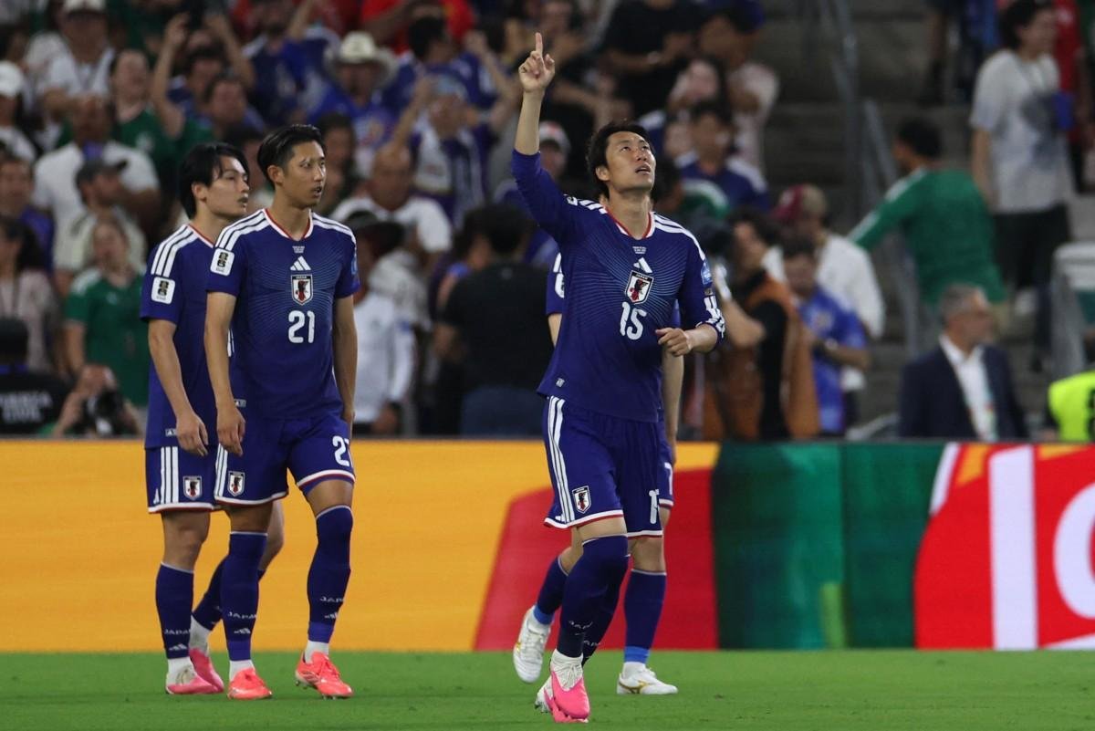 Daichi Kamada celebra primeiro gol da goleada sobre a Tun&iacute;sia
