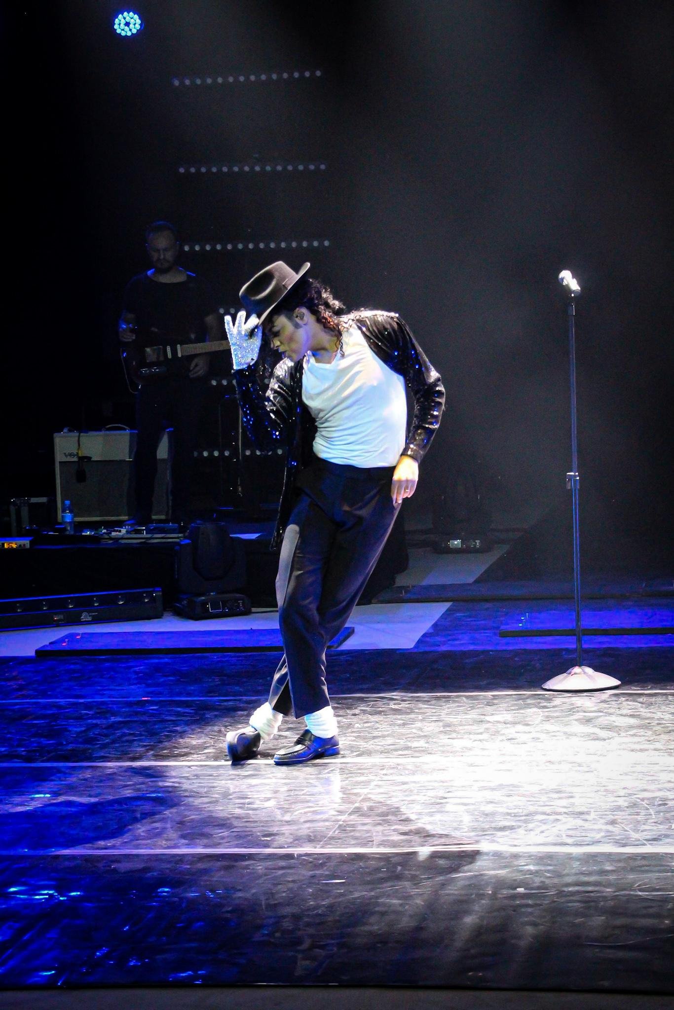 O artista Rodrigo Teaser em show