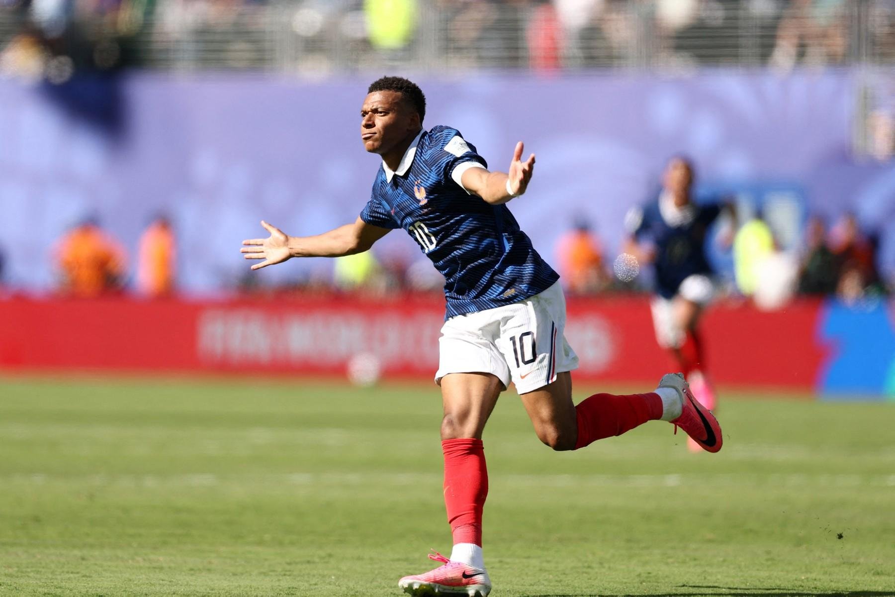Mbapp&eacute; marcou dois gols na estreia contra Senegal