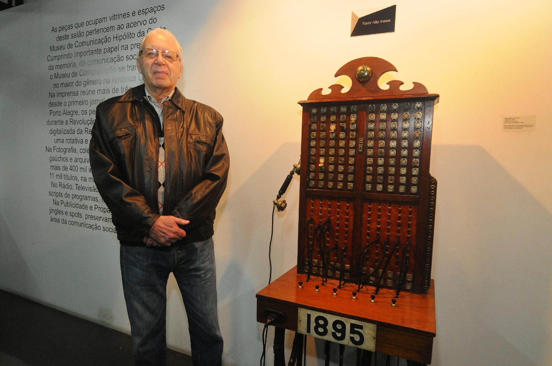 O jornalista e radialista Sergio Dillenburg morreu neste domingo em Porto Alegre. Ele foi o idealizador, organizador e primeiro diretor do Musecom, fundado em 1974, em Porto Alegre