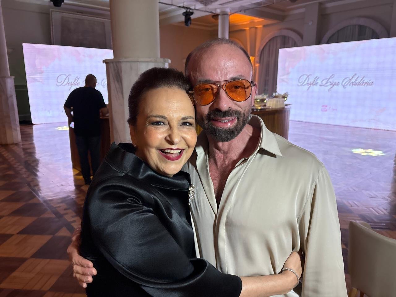 Vera Bernardes, presidente da Liga Feminina de Combate ao C&acirc;ncer, com S&eacute;rgio Pacheco, que teve um grande conv&iacute;vio com Rui, apresentou sua cria&ccedil;&atilde;o na passarela