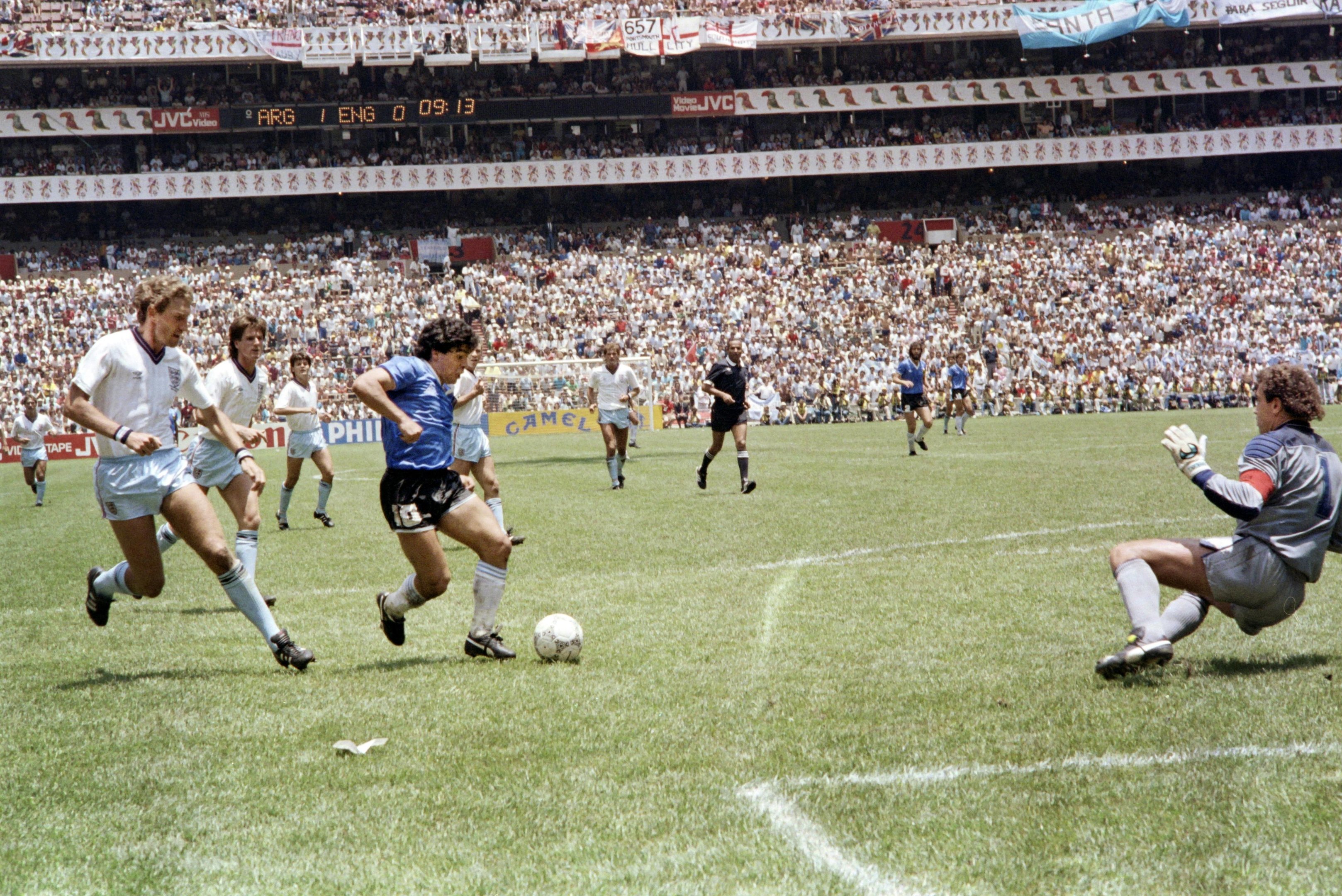 Maradona marca o segundo gol da vit&oacute;ria da Argentina sobre a Inglaterra em 1986, no M&eacute;xico