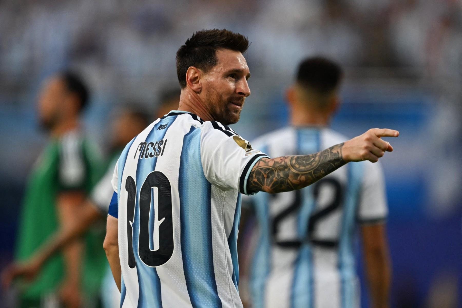 Messi marcou os tr&ecirc;s gols da vit&oacute;ria da Argentina na estreia contra a Arg&eacute;lia