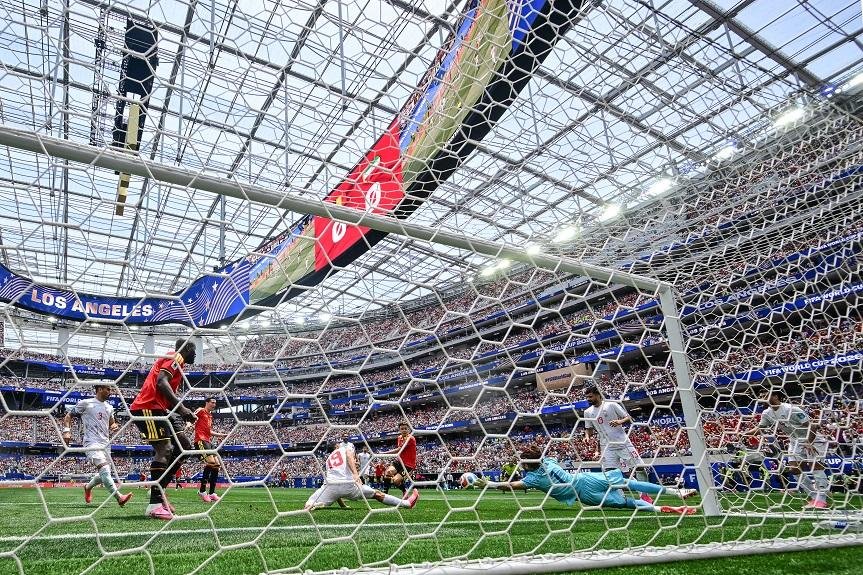 Alireza Beiranvand impede um chute &agrave; queima-roupa do belga Maxim De Cuyper