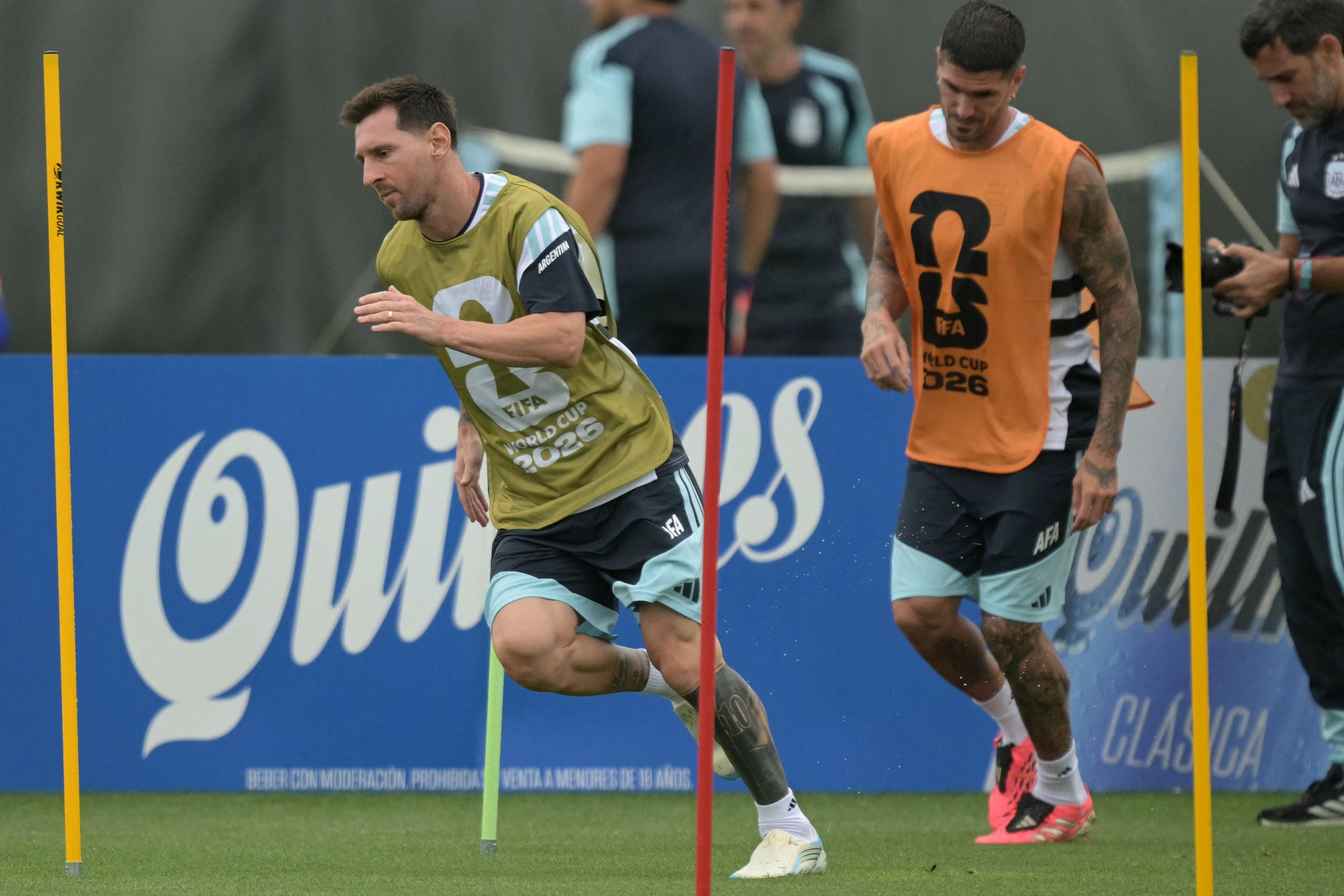 Na estreia contra a Arg&eacute;lia, Messi mais uma vez encantou o mundo do futebol ao marcar um "hat-trick"
