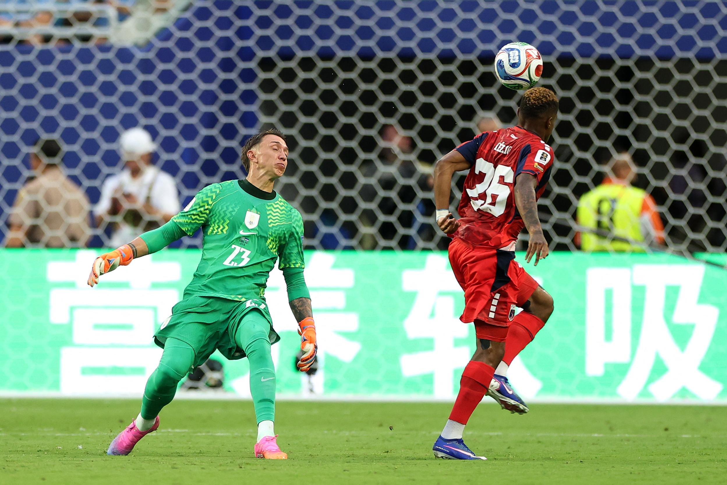 Muslera tentou se antecipar, mas n&atilde;o conseguiu impedir o segundo gol de Cabo Verde
