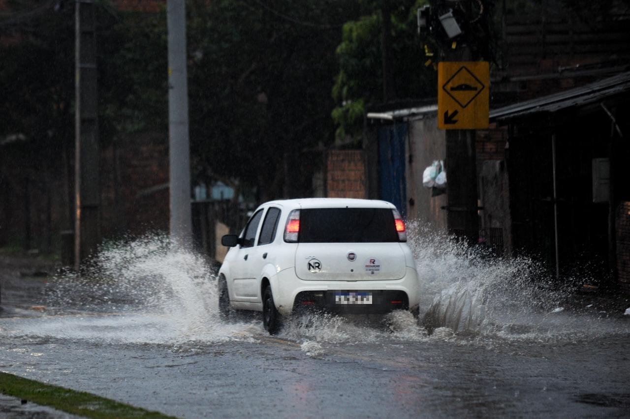 Chuva forte causa pontos de alagamento em Porto Alegre nesta segunda