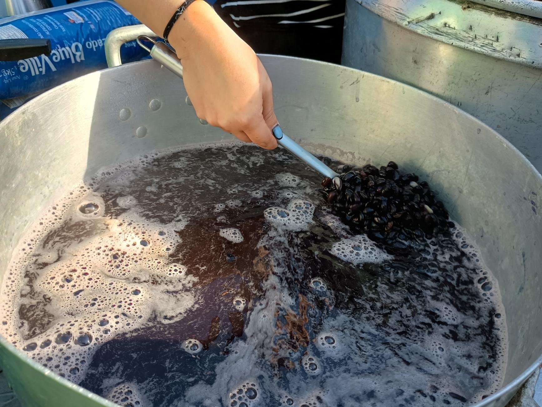 Em &eacute;pocas de baixas temperaturas o grupo entrega a refei&ccedil;&atilde;o junto com um agasalho ou um cal&ccedil;ado