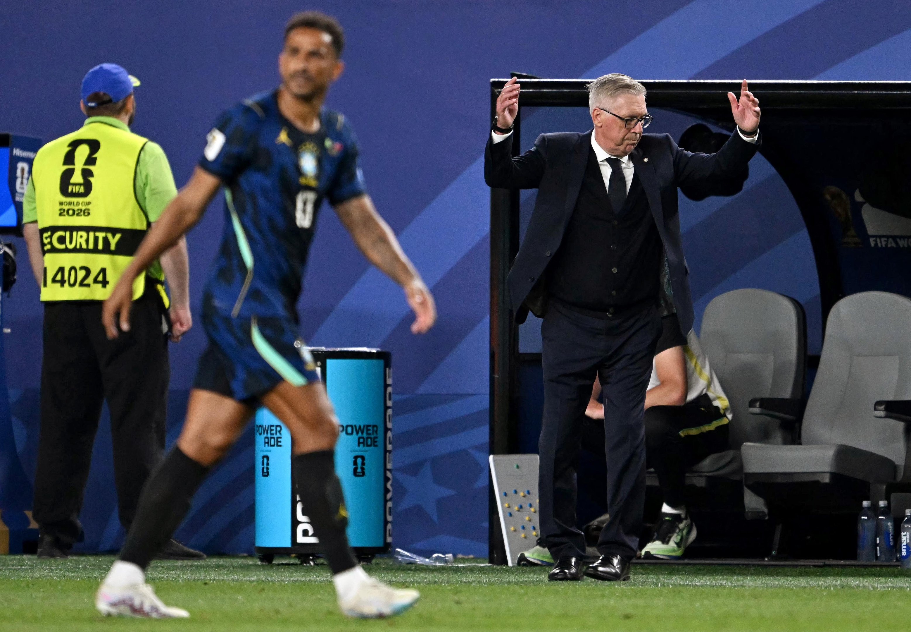 T&eacute;cnico Carlo Ancelotti ter&aacute; que novamente recompor o lado direita da Sele&ccedil;&atilde;o Brasileira