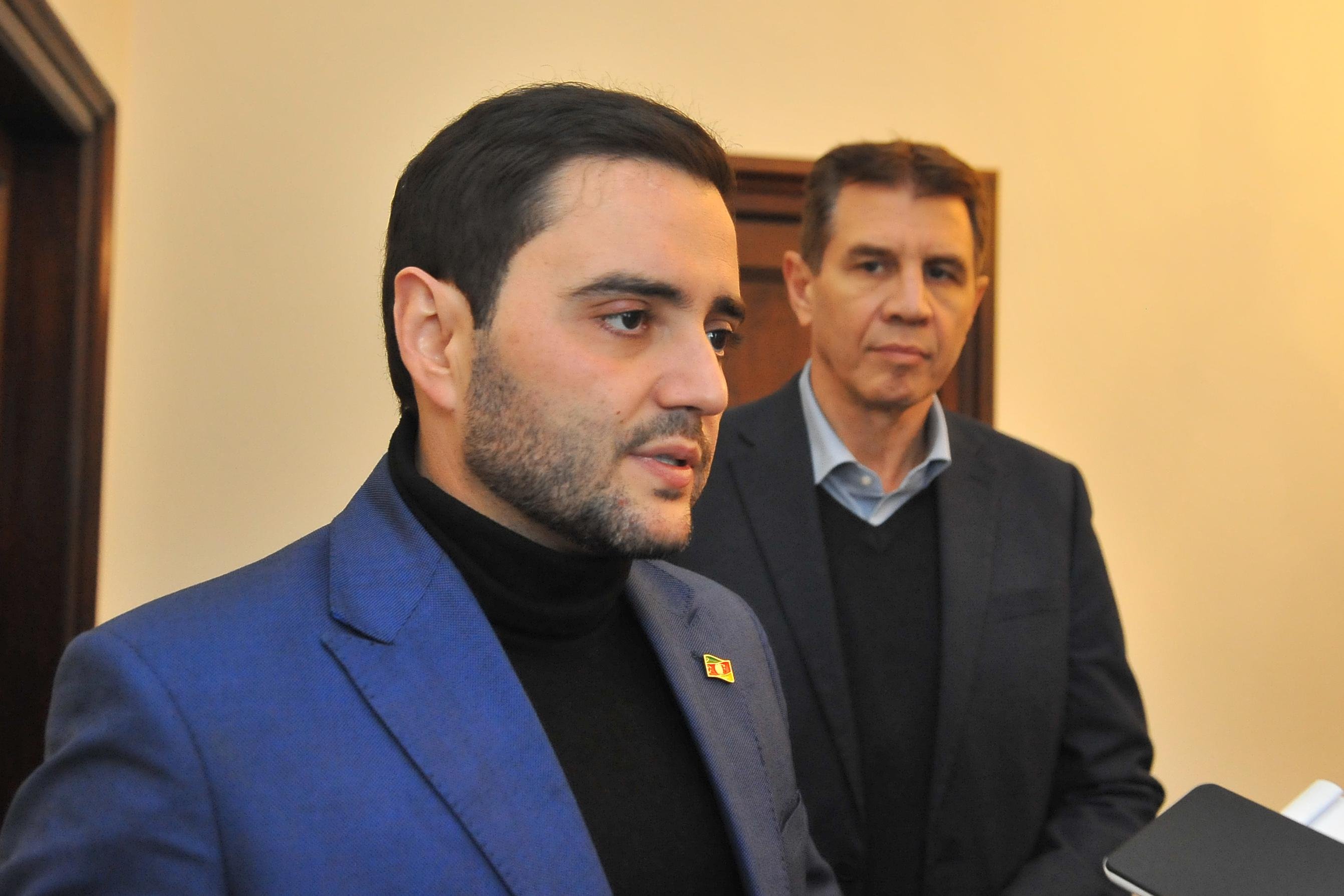 Gabriel Souza durante visita ao Correio do Povo, quando conheceu os acervos da empresa