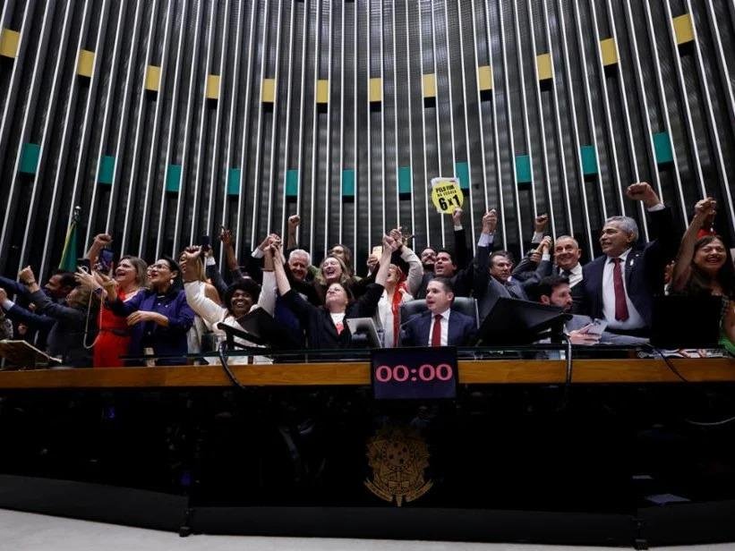 A proposta estabelece que a jornada de trabalho n&atilde;o poder&aacute; ultrapassar 8 horas por dia