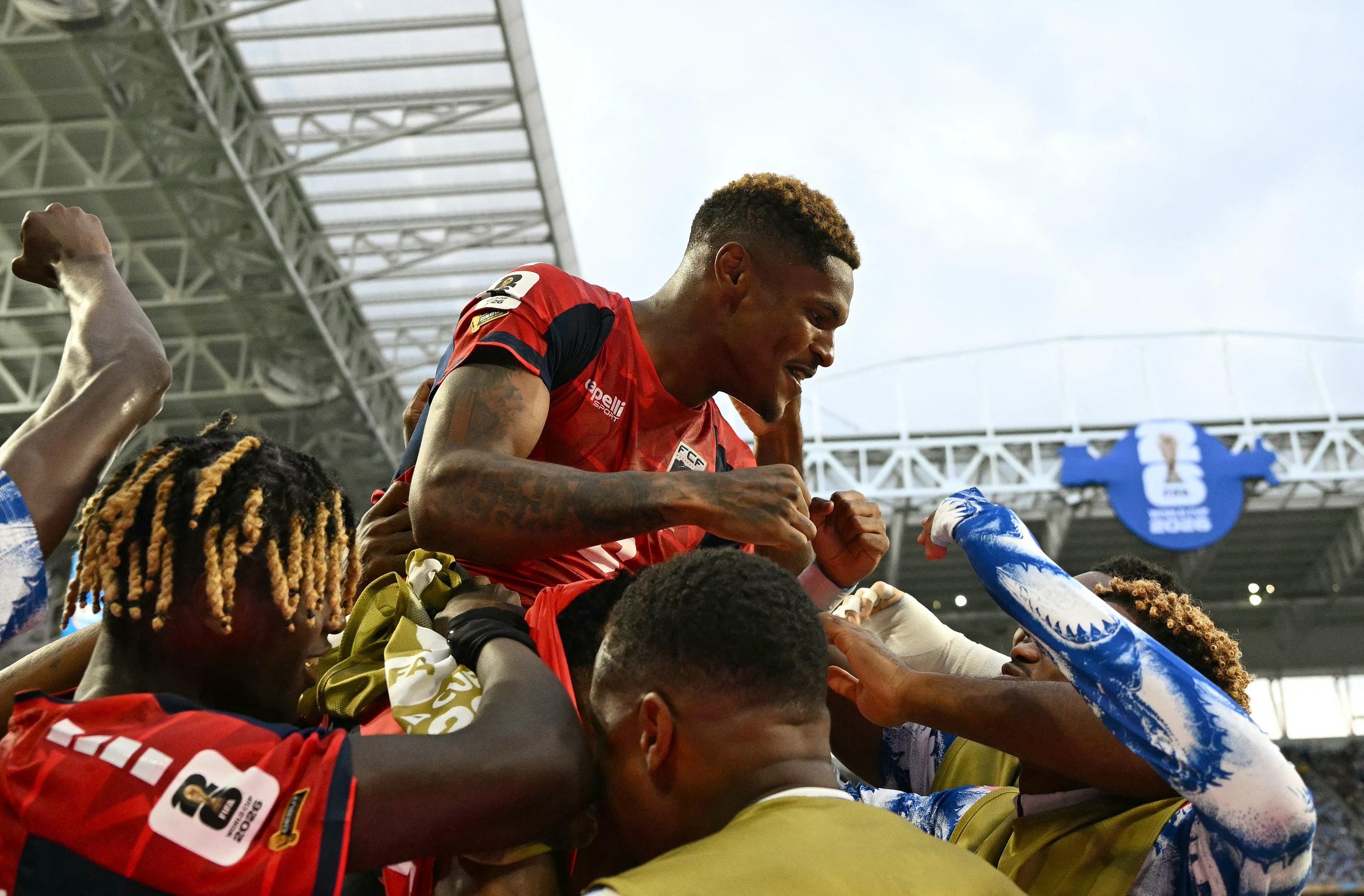 H&eacute;lio Varela celebra com o time seu primeiro gol na Copa do Mundo