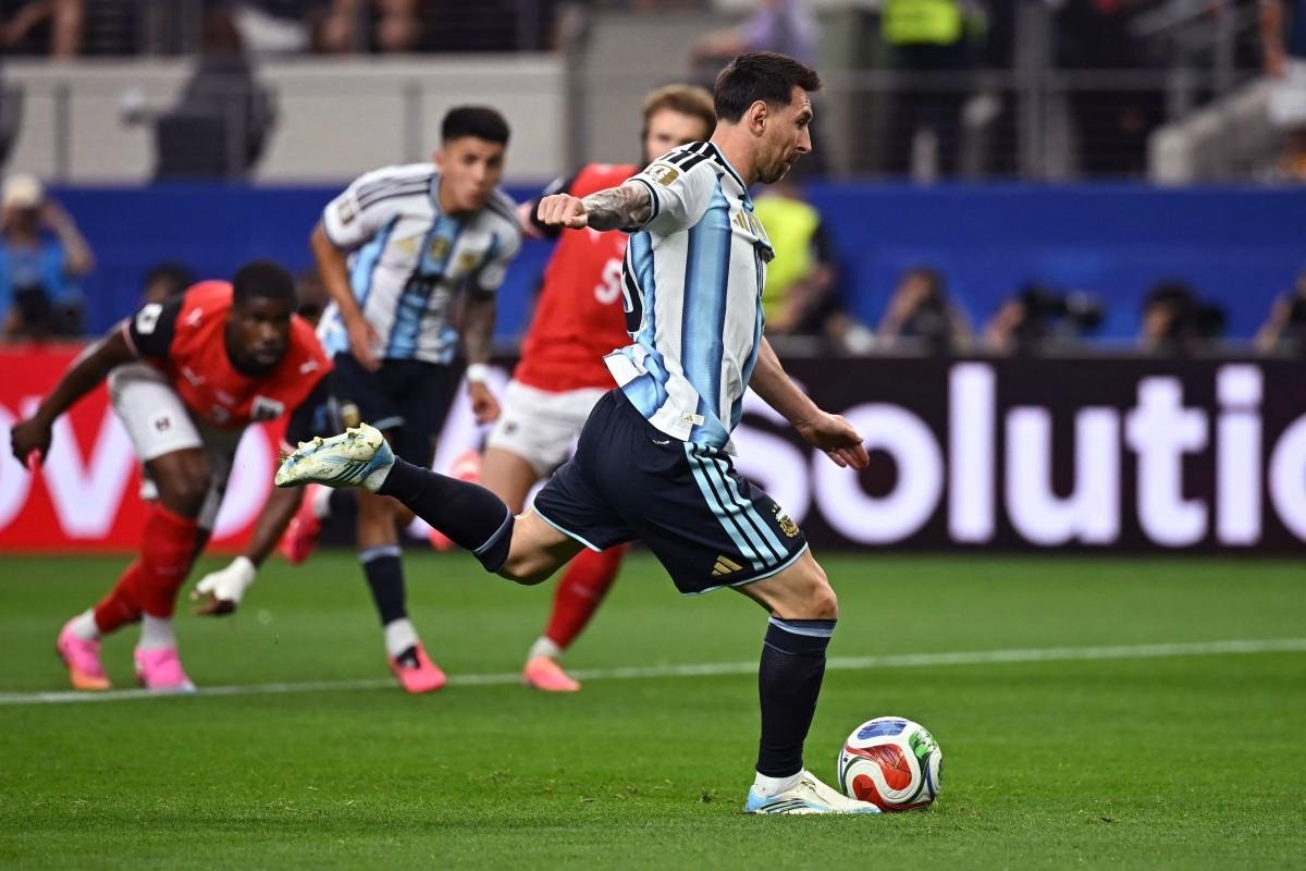 Messi perdeu p&ecirc;nalti contra a &Aacute;ustria, em Dallas (EUA)